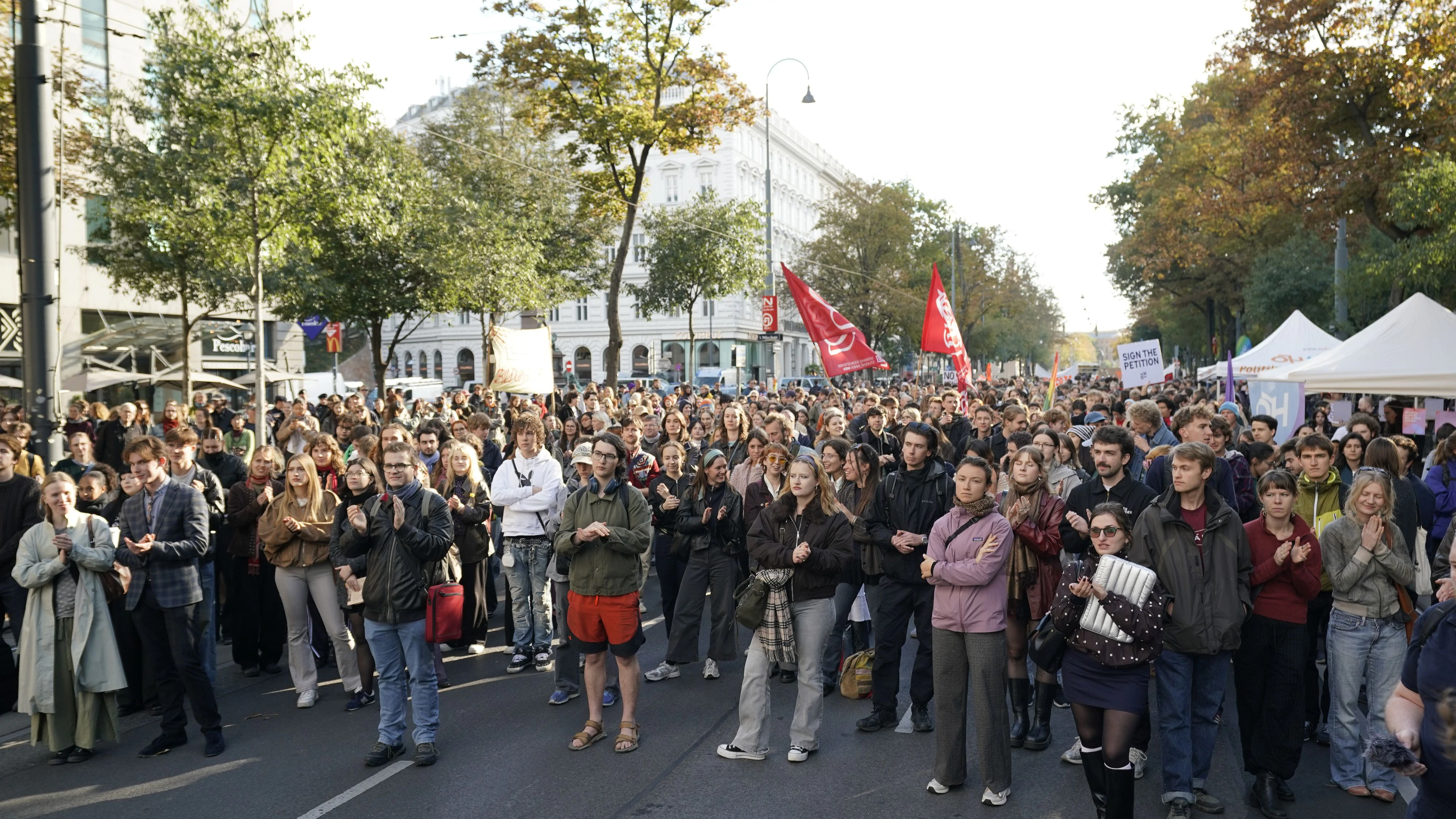 Demo gegen Sparplan an der Uni: Der Ring war voll.