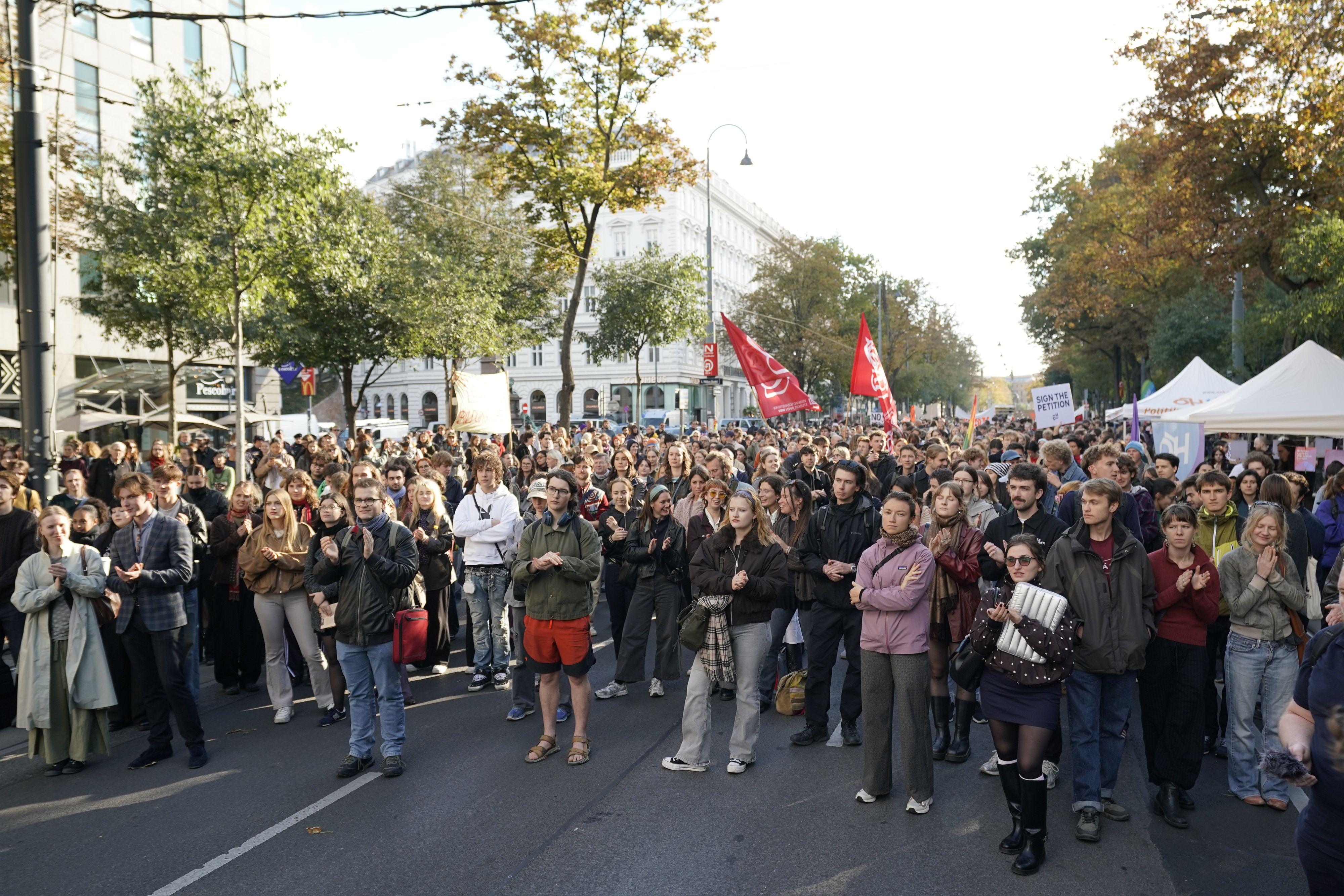 Studentent und Uni-Personal gehen heute erneut wegen geplanten Sparmaßnahmen auf die Straße.
