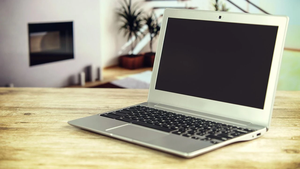 Alter Laptop mit nostalgischer Ausstrahlung