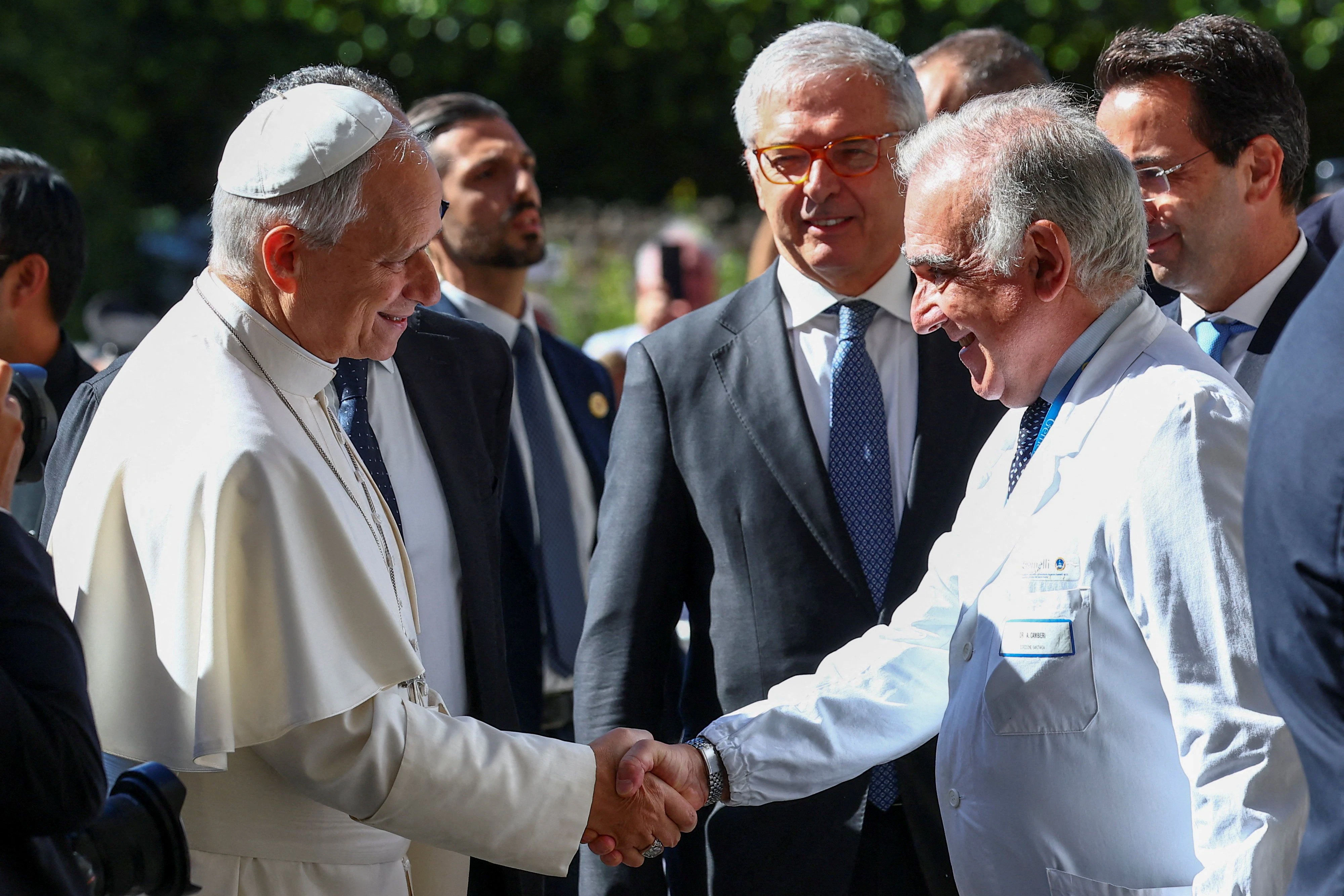 Papst Leo XIV. mit dem Mediziner Andrea Cambieri bei seinem Eintreffen am Krankenhaus