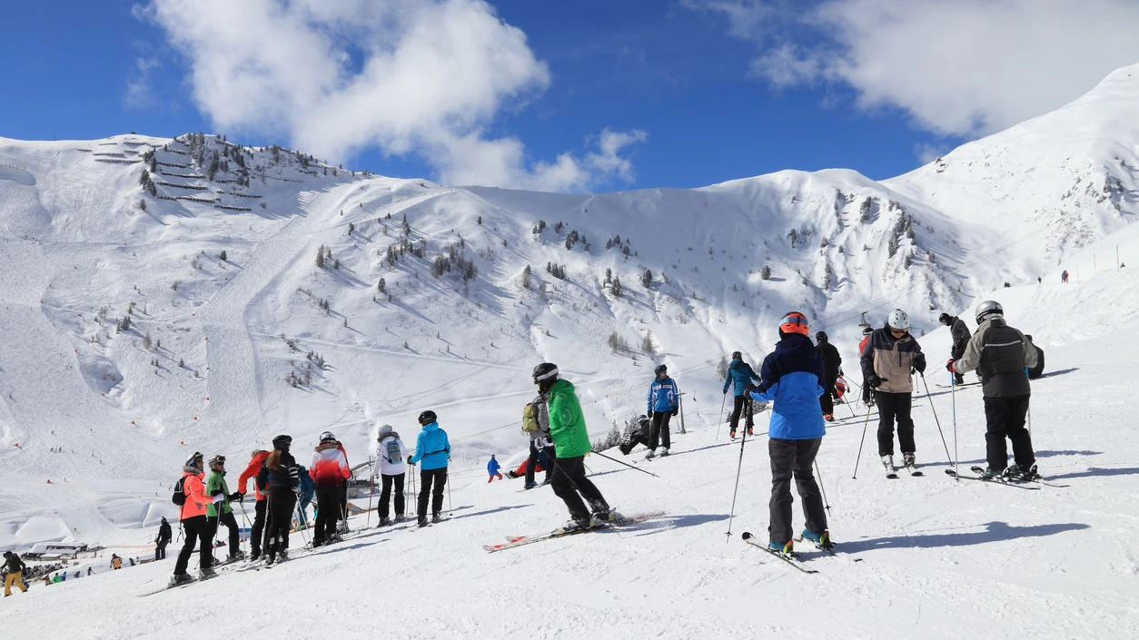 Bei einem Skipasspreis von 81 Euro ergeben sich somit rund 16 Euro pro Stunde.