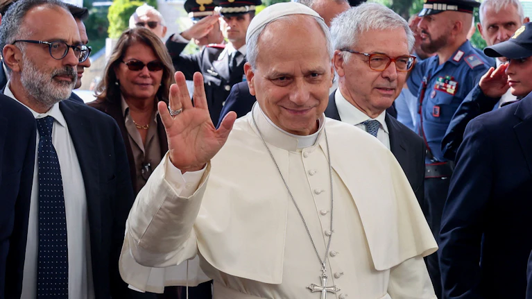 Nachdem er am vergangenen Wochenende selbst bekannt gegeben hatte, dass ein Knoten in seiner Lunge entdeckt worden war, wurde Papst Leo XIV. am Dienstag in Rom operiert. Die Diagnose nach dem dreistündigen Eingriff: Lungenkrebs. Was bisher bekannt ist.