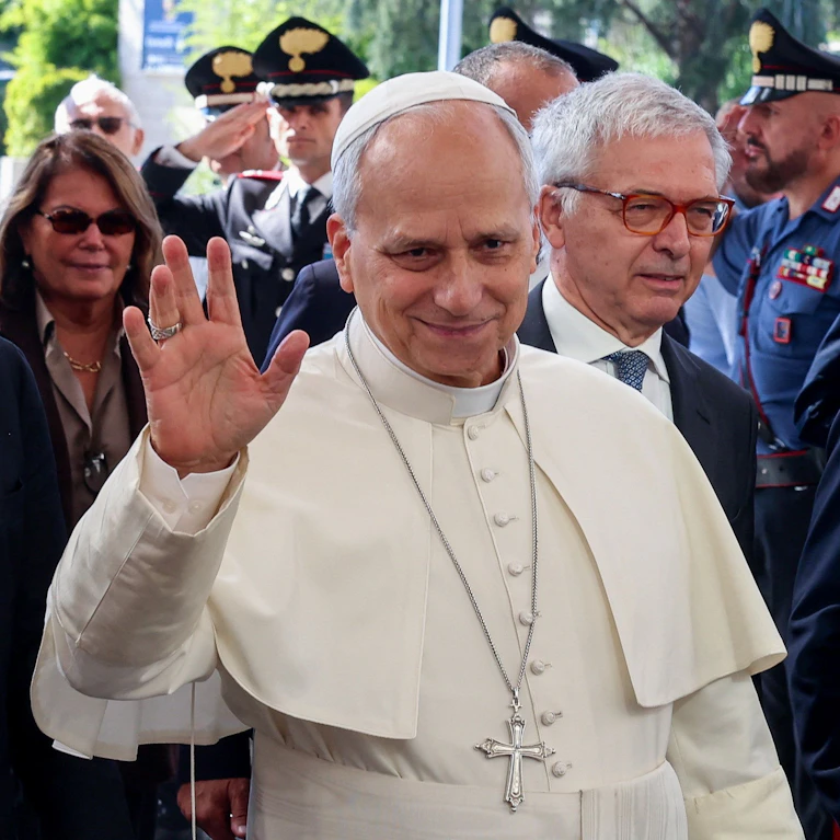 Nachdem er am vergangenen Wochenende selbst bekannt gegeben hatte, dass ein Knoten in seiner Lunge entdeckt worden war, wurde Papst Leo XIV. am Dienstag in Rom operiert. Die Diagnose nach dem dreistündigen Eingriff: Lungenkrebs. Was bisher bekannt ist.