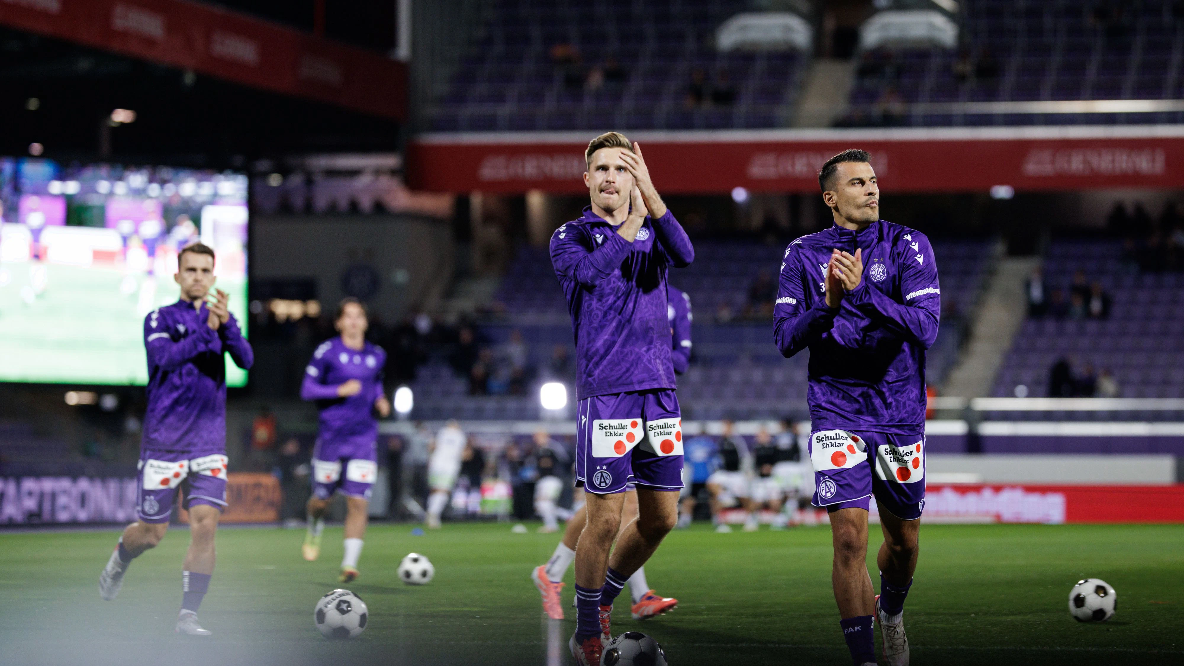 VIENNA,AUSTRIA,10.OCT.26 - SOCCER - ADMIRAL Bundesliga, FK Austria Wien vs SK Sturm Graz. Image shows Valentino Mueller, Johannes Eggestein and Manfred Fischer (A.Wien) during warm-up. Photo: GEPA pictures/ Armin Rauthner