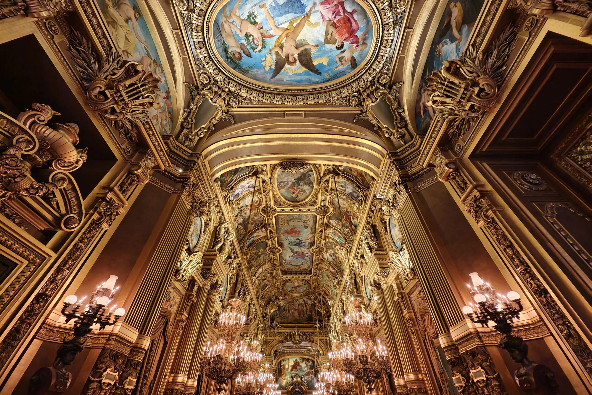 Das große Foyer des Palais Garnier mit seinen klassischen Deckengemälden von Jules-Eugène Lenepveu. In diesem Stil ist auch das Original-Fresko im großen Zuschauersaal gehalten