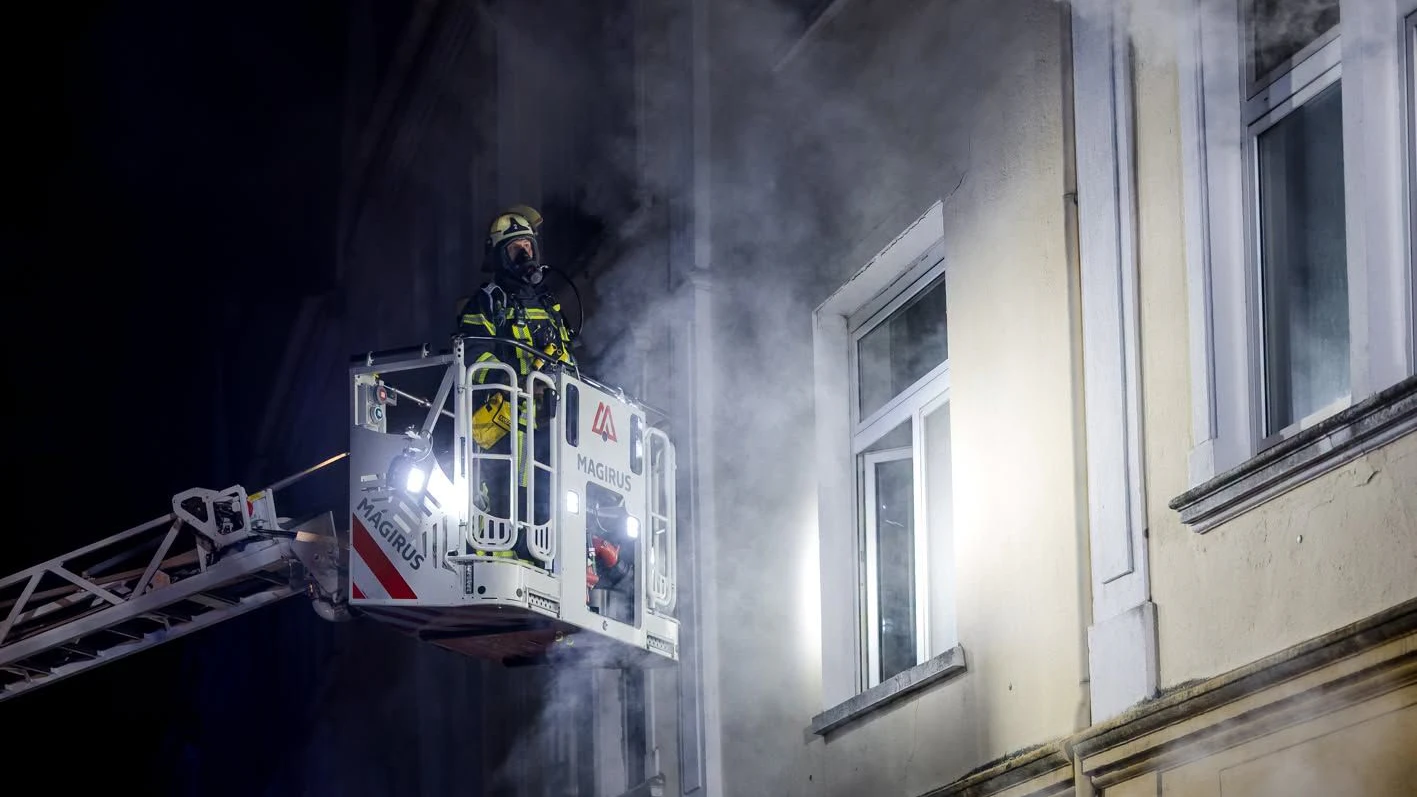 Bei einem Wohnungsbrand in einem Mehrfamilienhaus an der Poststraße in Bochum-Hofstede sind in den frühen Morgenstunden drei Menschen ums Leben gekommen und fünf weitere verletzt worden. Der durch das Feuer zerstörte Treppenraum erschwerte die Rettungsmaßnahmen erheblich.Gegen 04:15 Uhr wurde die Feuerwehr Bochum alarmiert. Beim Eintreffen der ersten Einsatzkräfte hatte sich das Feuer bereits weit ausgebreitet. Da der Treppenraum als Rettungsweg nicht mehr nutzbar war, mussten die Bewohnerinnen und Bewohner auf alternative Weise in Sicherheit gebracht werden. Zwei Personen wurden über Drehleiter gerettet, zwei weitere über tragbare Leitern. Eine weitere Person konnte mithilfe eines Sprungpolsters aus dem Gebäude gerettet werden.Insgesamt wurden fünf verletzte Personen, rettungsdienstlich versorgt und in Bochumer Krankenhäuser transportiert. Im weiteren Einsatzverlauf wurden drei leblose Personen in einer der betroffenen Wohnungen aufgefunden. Die Einsatzkräfte retteten die Personen mit einer Drehleiter aus dem Gebäude und leiteten sofort umfangreiche Reanimationsmaßnahmen ein. Trotz aller Bemühungen kam für die drei Personen leider jede Hilfe zu spät. Sie verstarben noch an der Einsatzstelle. Unsere Gedanken sind bei den Angehörigen, Freunden und allen Betroffenen!Für die Betreuung der betroffenen Personen wurde ein Bus der BOGESTRA eingesetzt. Dort wurden rund 25 Personen durch Kräfte des DRK und der Notfallseelsorge versorgt und betreut.