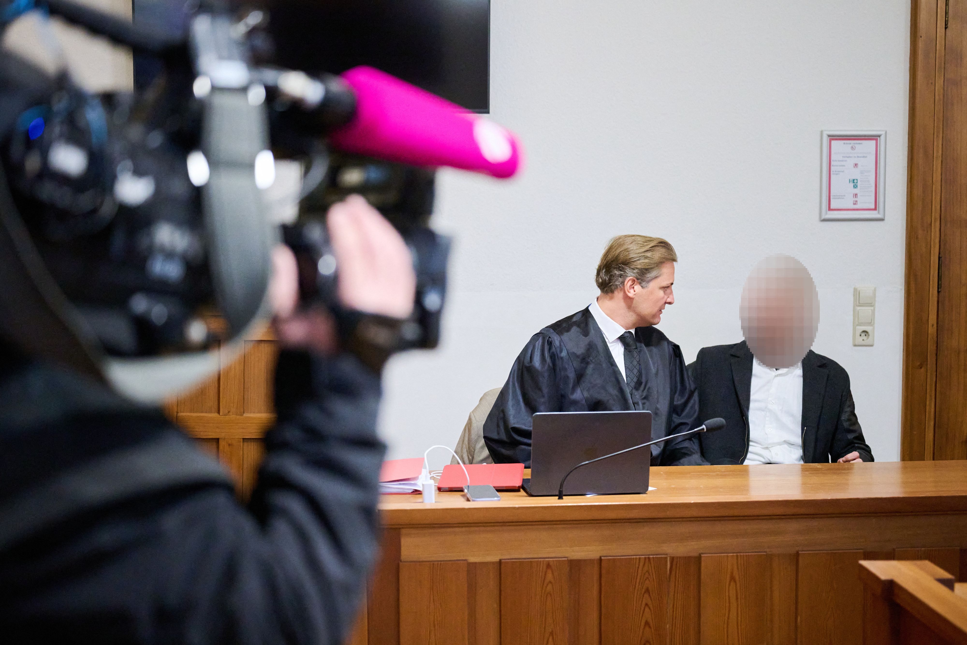 Der Angeklagte Christian B. (rechts) war wegen der Beleidigung eines Justizvollzugsbediensteten angeklagt.