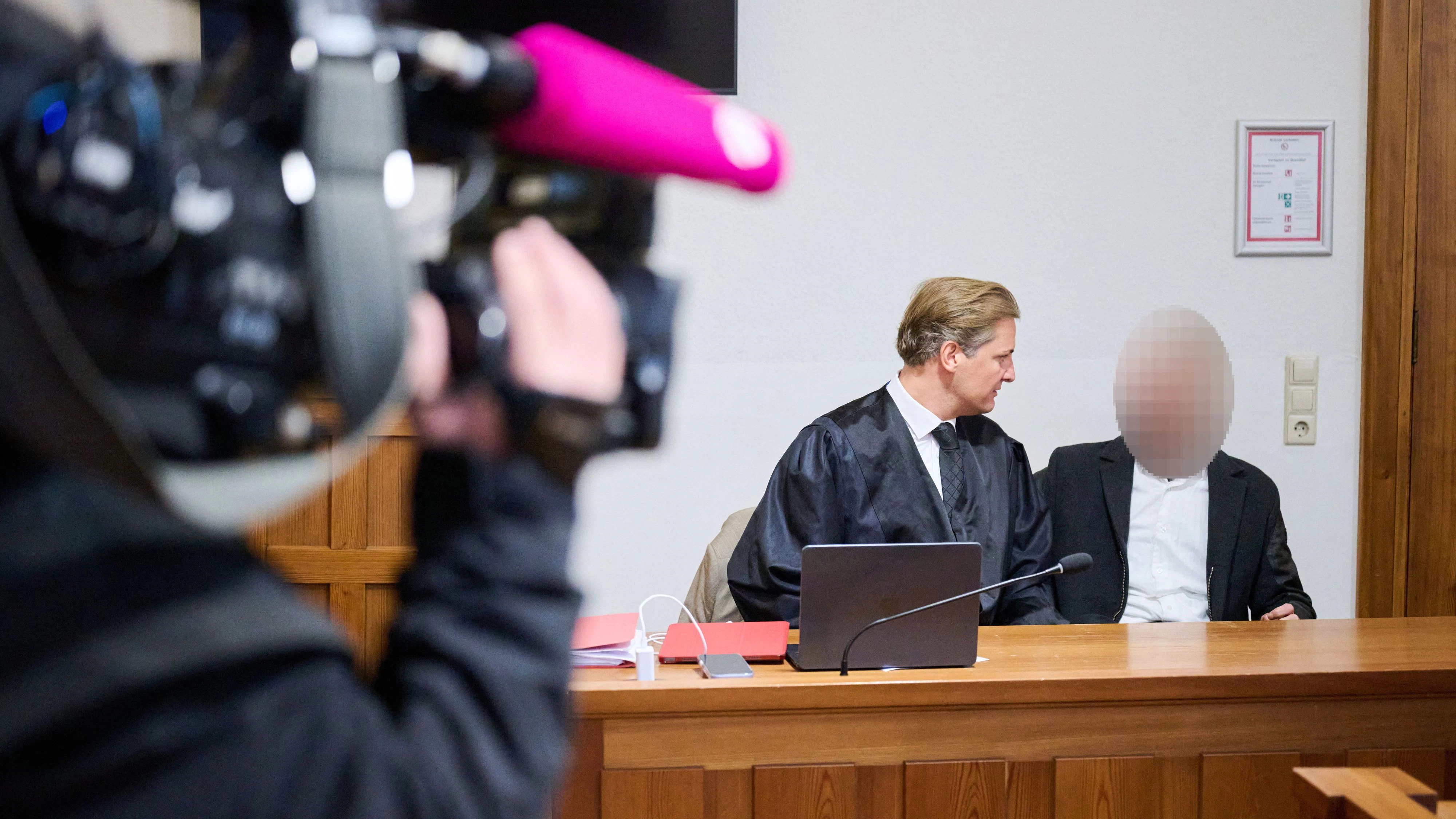 13. Oktober 2026, Niedersachsen, Oldenburg: Der Angeklagte Christian B. (rechts) sitzt vor Prozessbeginn gemeinsam mit seinem Anwalt Friedrich Fülscher im Gerichtssaal des Landgerichts Oldenburg. Laut einer Mitteilung des Landgerichts Oldenburg ist Christian B. wegen der Beleidigung eines Justizvollzugsbediensteten angeklagt. Der Prozess stößt auf besonderes öffentliches Interesse, da Christian B. im Verdacht steht, die vermisste Madeleine McCann getötet zu haben. In diesem Fall wurde jedoch noch keine Anklage gegen ihn erhoben. Es gilt die Unschuldsvermutung. Foto: Sina Schuldt/dpa