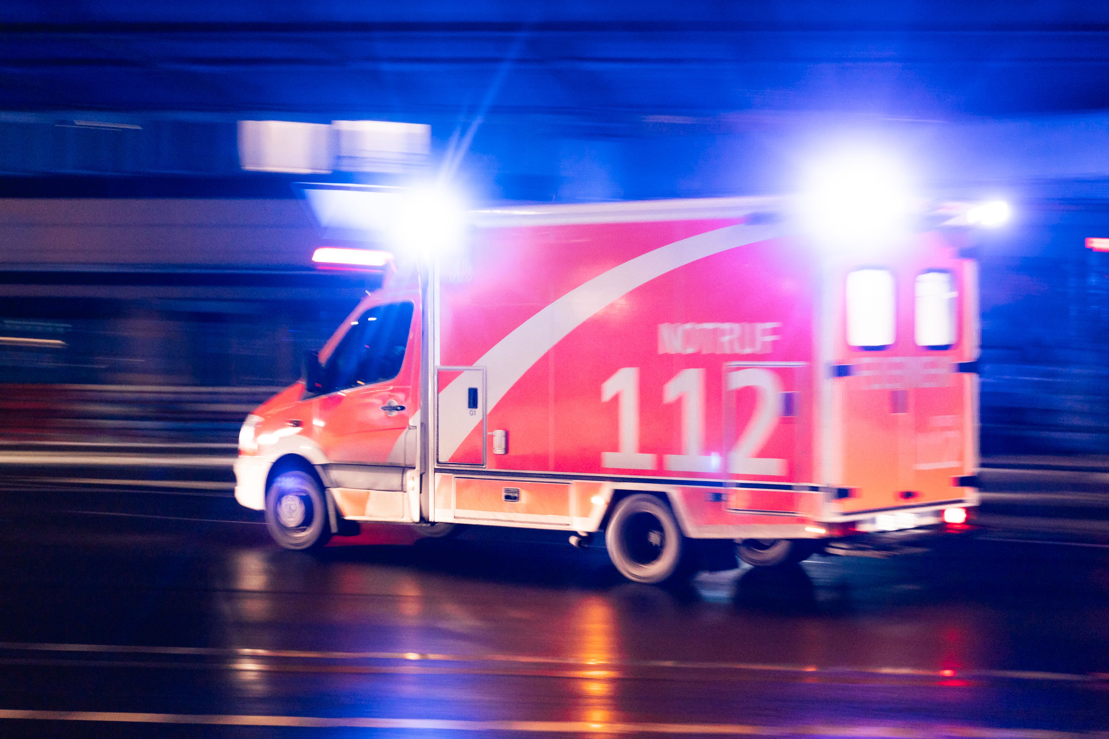 Ein Autofahrer (36) blockierte in Bayern kilometerweit einen Notarztwagen und verzögerte den Einsatz. (Symbolbild)