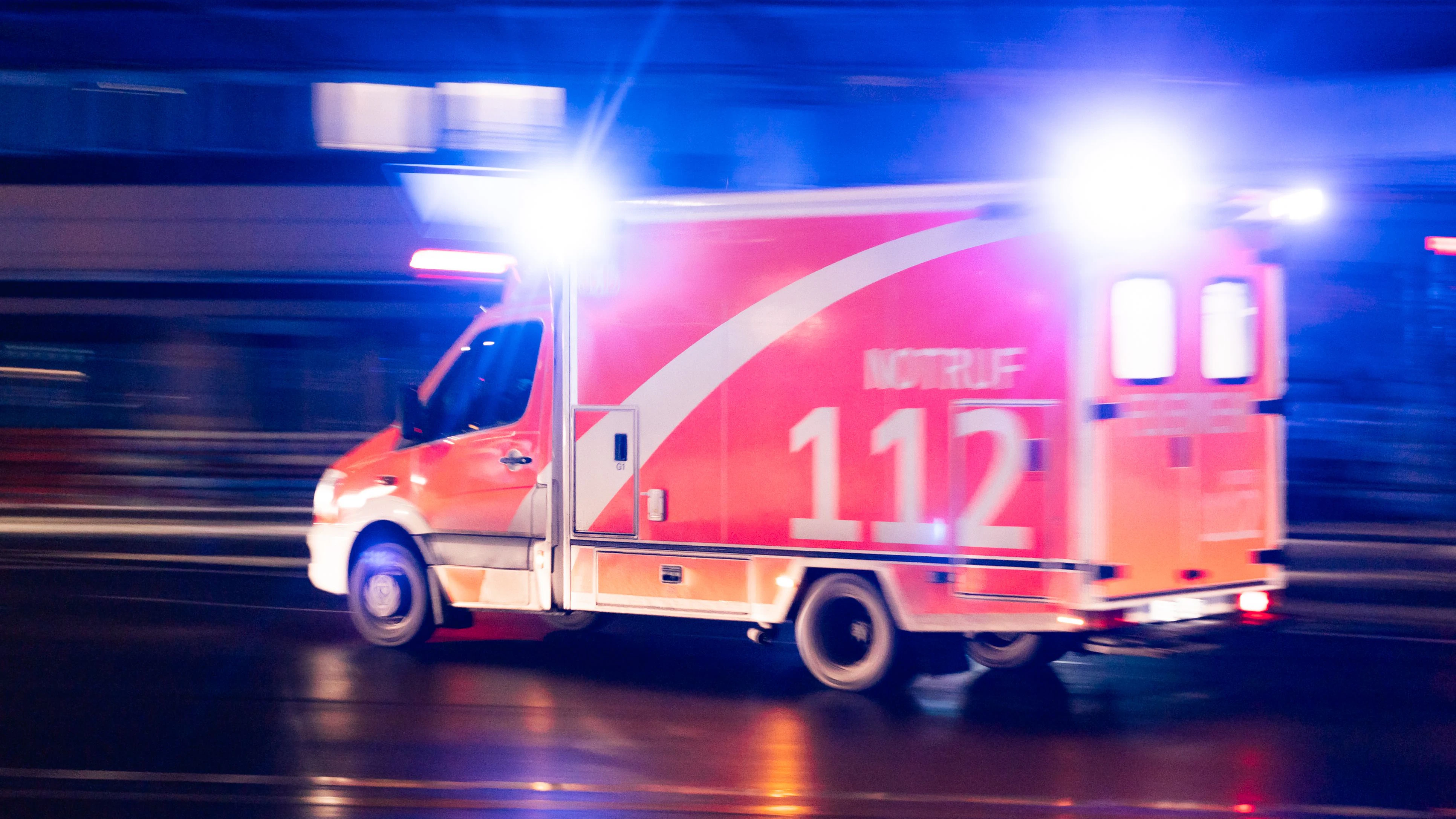 Ein Autofahrer (36) blockierte in Bayern kilometerweit einen Notarztwagen und verzögerte den Einsatz. (Symbolbild)