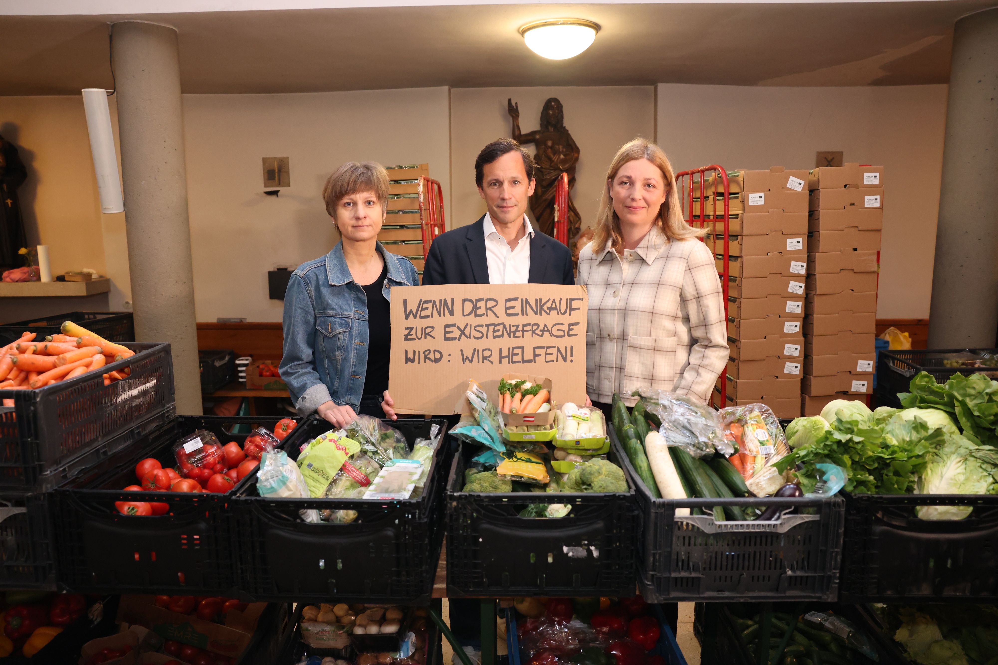Doris Anzengruber, Klaus Schwertner und Nora Tödtling-Musenbichler bei der Lebensmittelausgabe der Caritas.