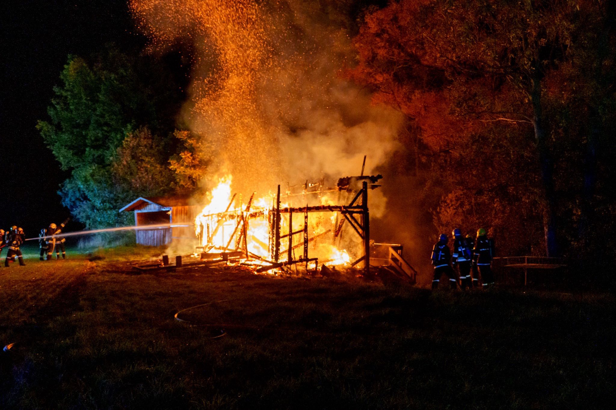 Eine Gartenhütte war aus noch ungeklärter Ursache in Brand geraten.
