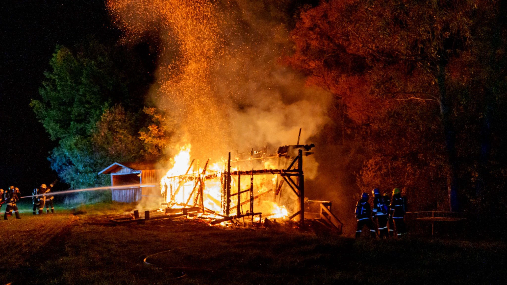 Eine Gartenhütte war aus noch ungeklärter Ursache in Brand geraten.