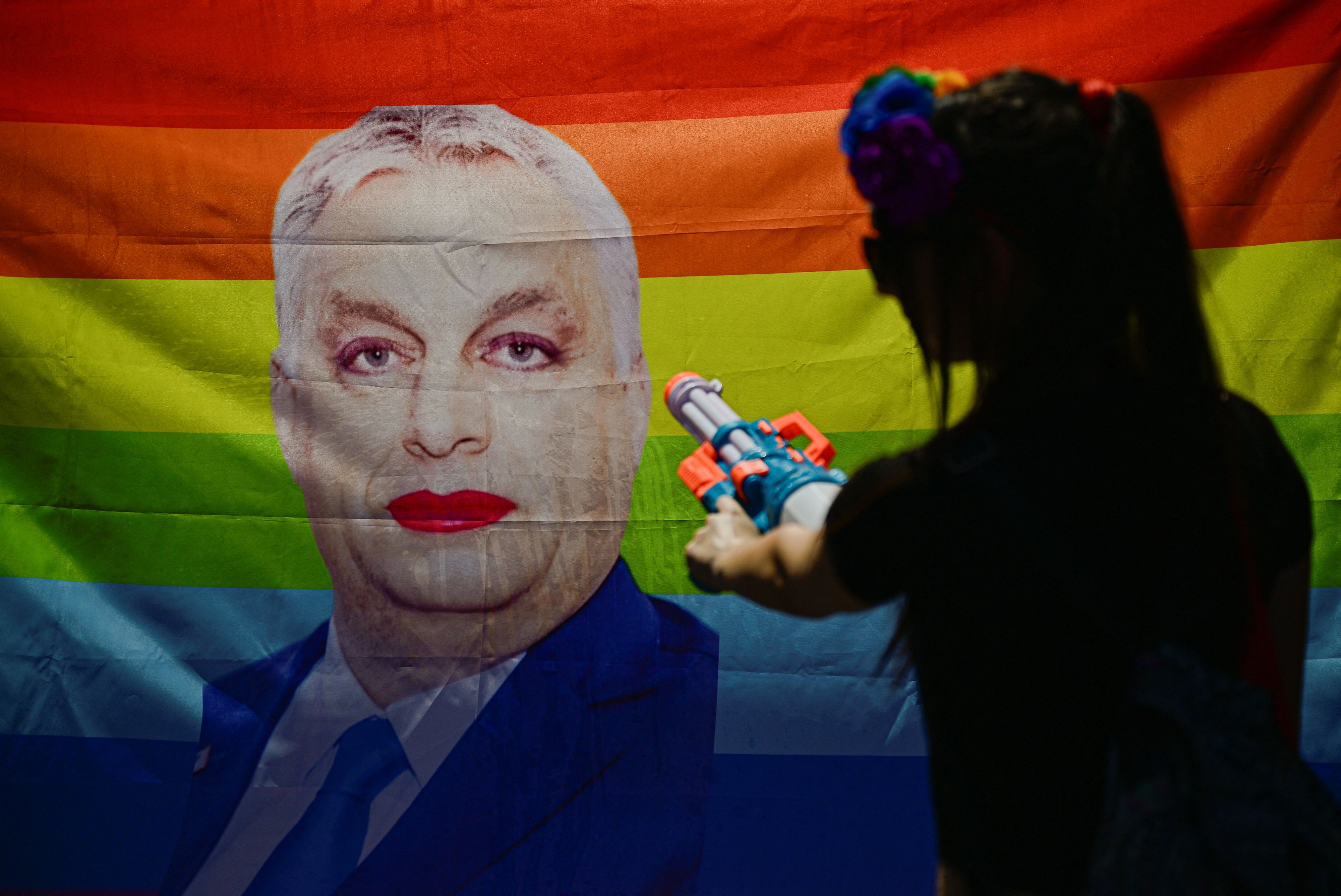 Eine Flagge auf der Pride-Demo in Budapest im Juni 2026 zeigt Viktor Orbán.