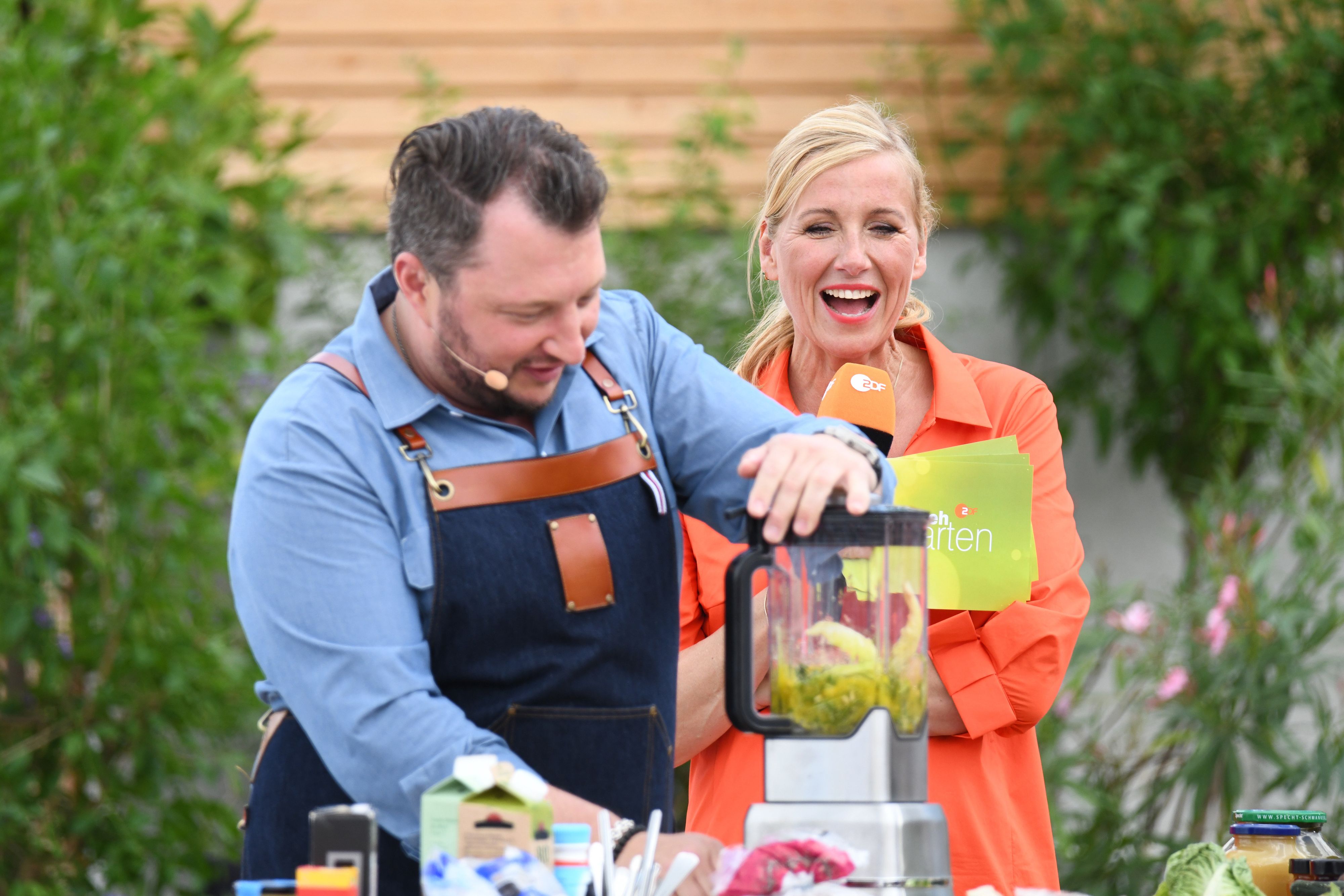 Sebastian Lege hat als TV-Koch große Bekanntheit erlangt. Hier im Bild mit Morderatorin Andrea Kiewel  im ZDF Fernsehgarten.