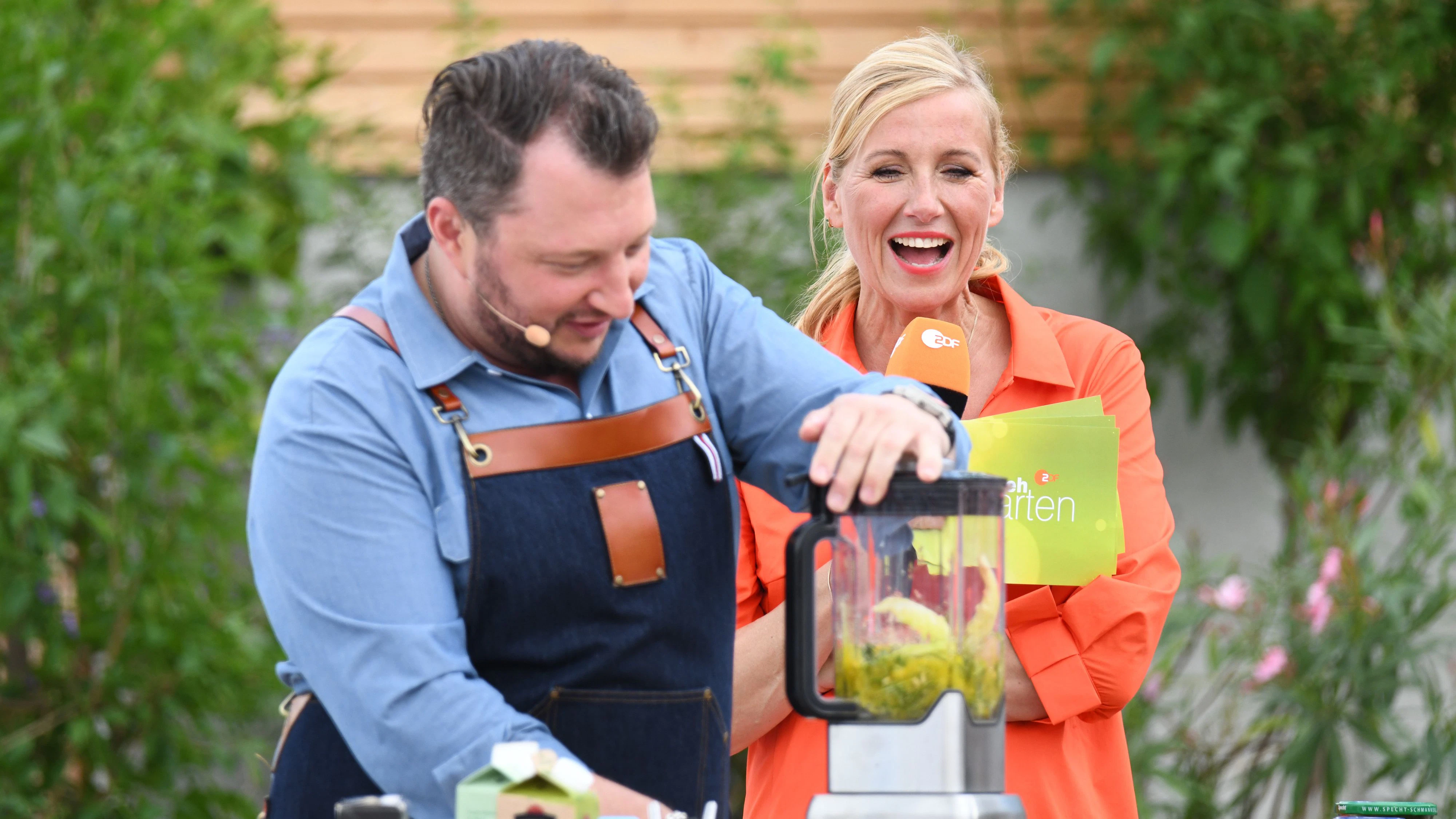 Sebastian Lege hat als TV-Koch große Bekanntheit erlangt. Hier im Bild mit Morderatorin Andrea Kiewel  im ZDF Fernsehgarten.