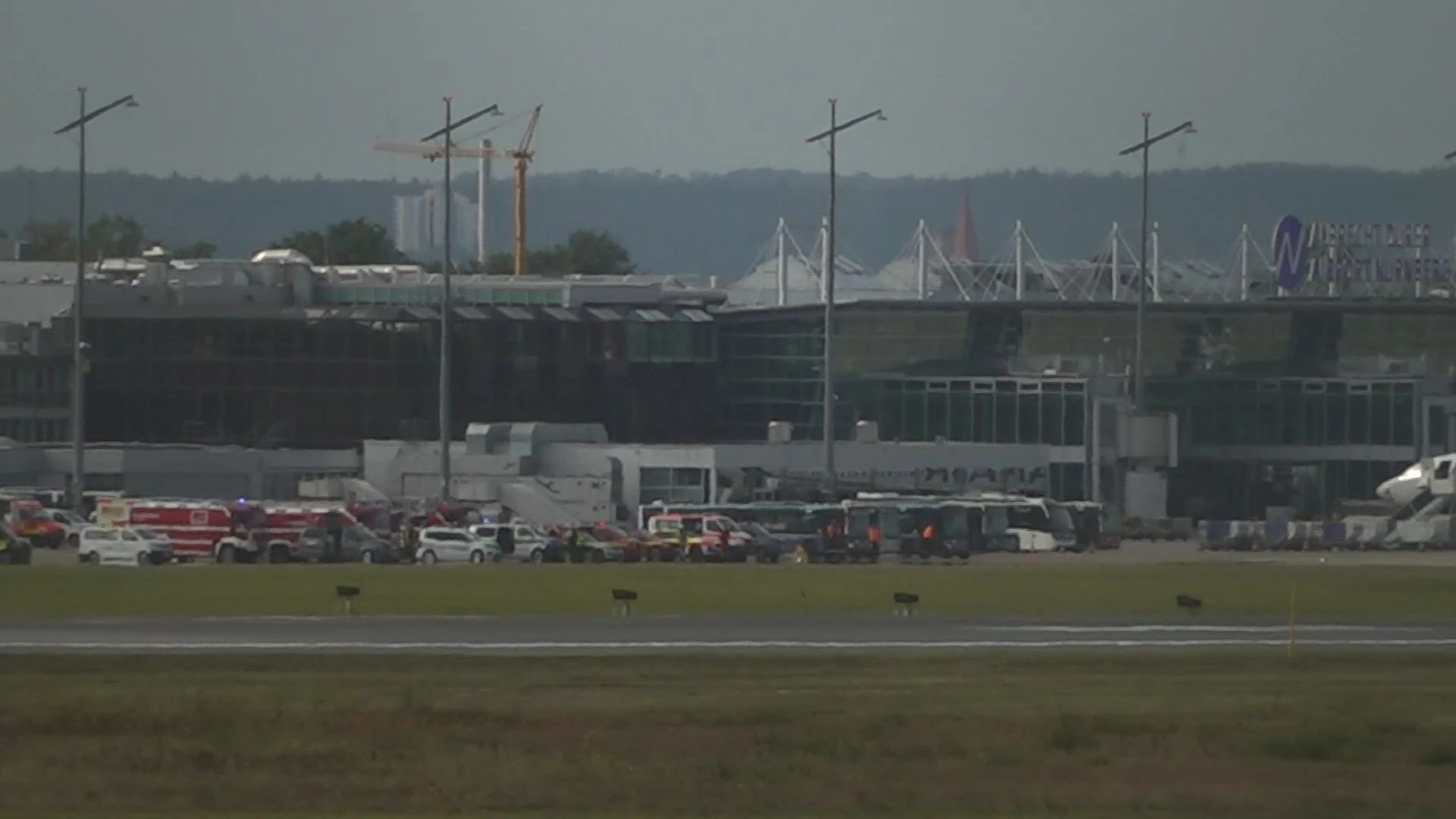 Heute.at - Luftnotlage! Polizei riegelt kompletten Flughafen ab