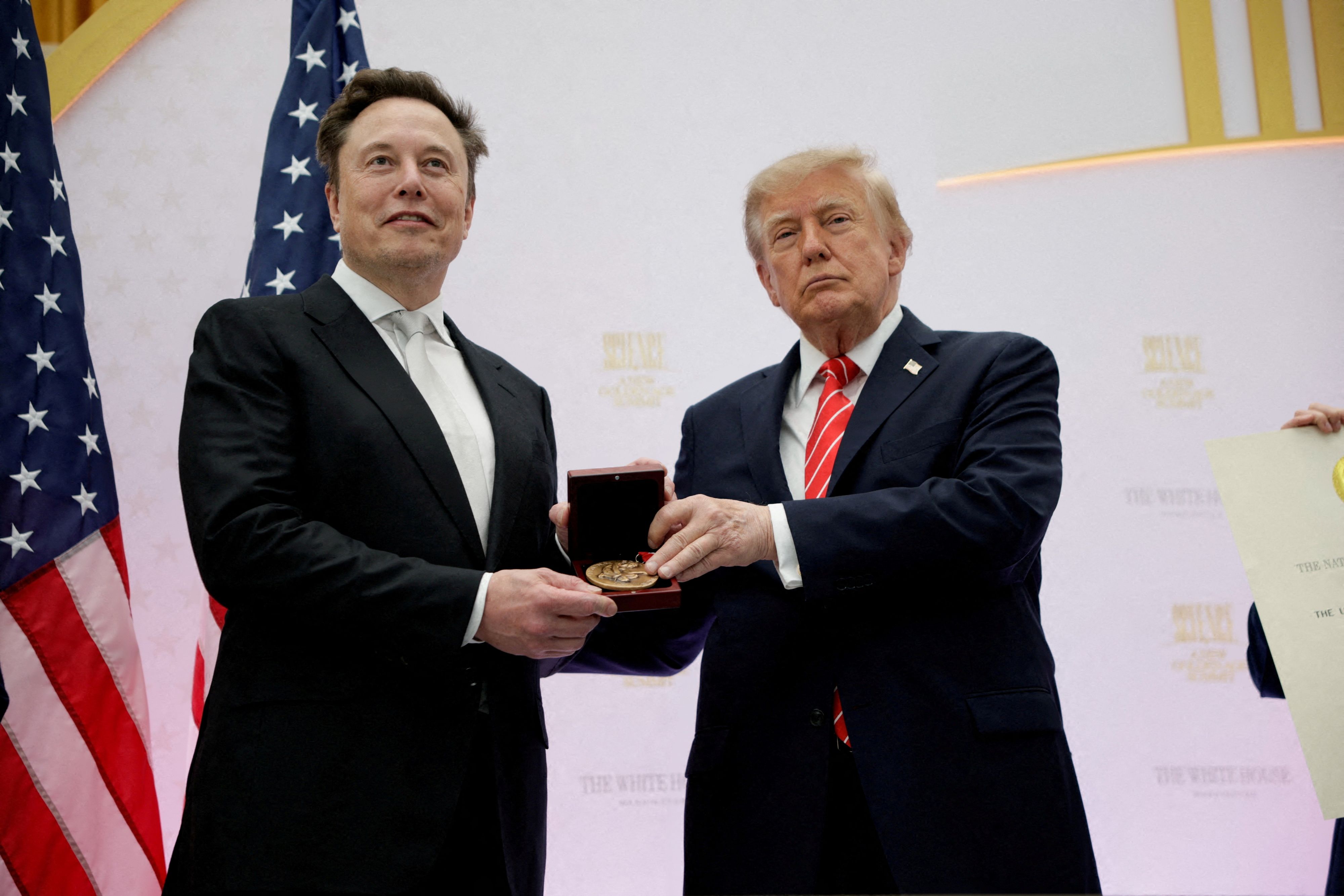 Am 8. Oktober überreichte Donald Trump seinem einstigen Widersacher Elon Musk die „National Medal of Science“ und bezeichnete ihn als „unseren modernen Thomas Edison“.