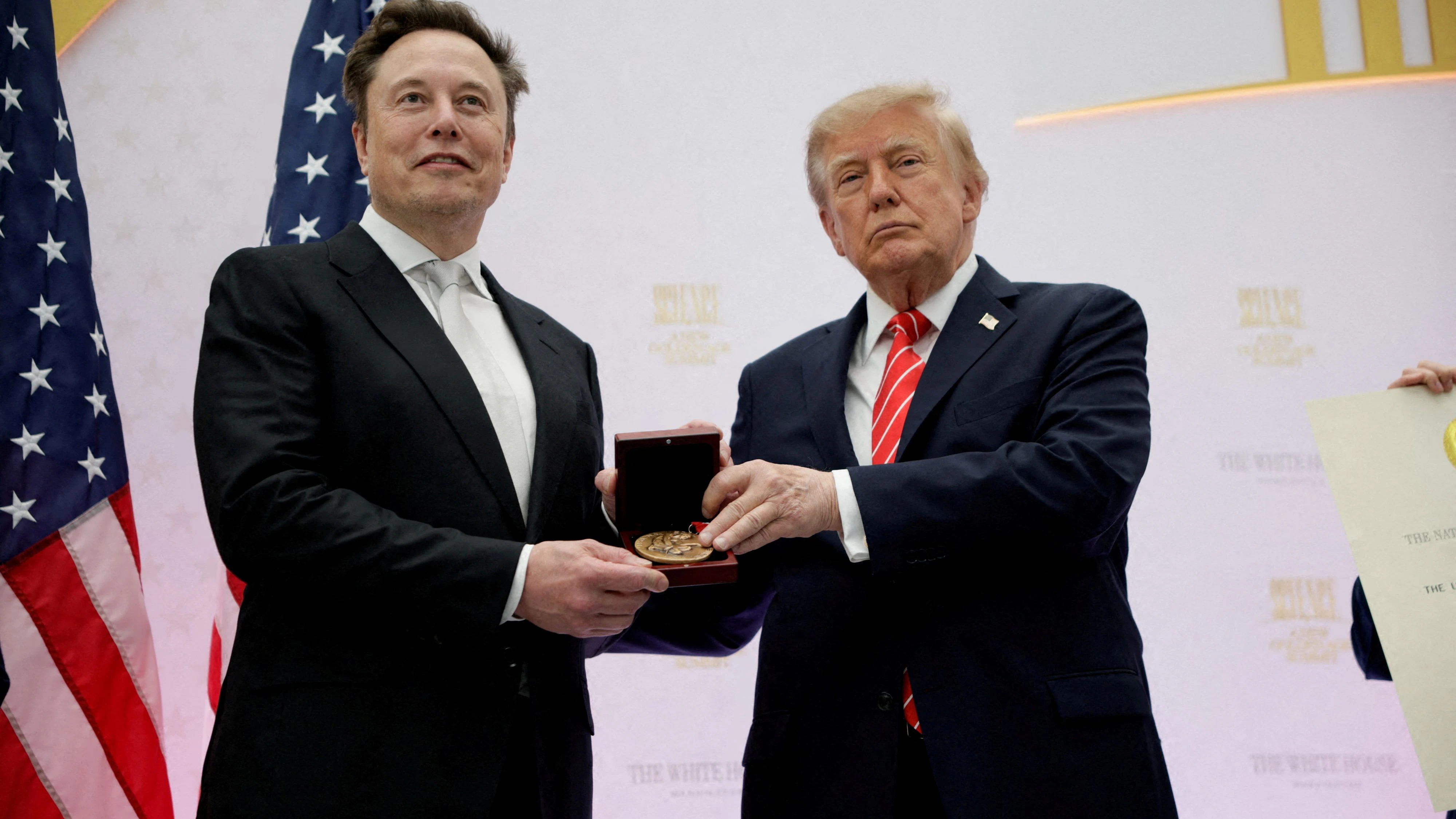 Am 8. Oktober überreichte Donald Trump seinem einstigen Widersacher Elon Musk die „National Medal of Science“ und bezeichnete ihn als „unseren modernen Thomas Edison“.
