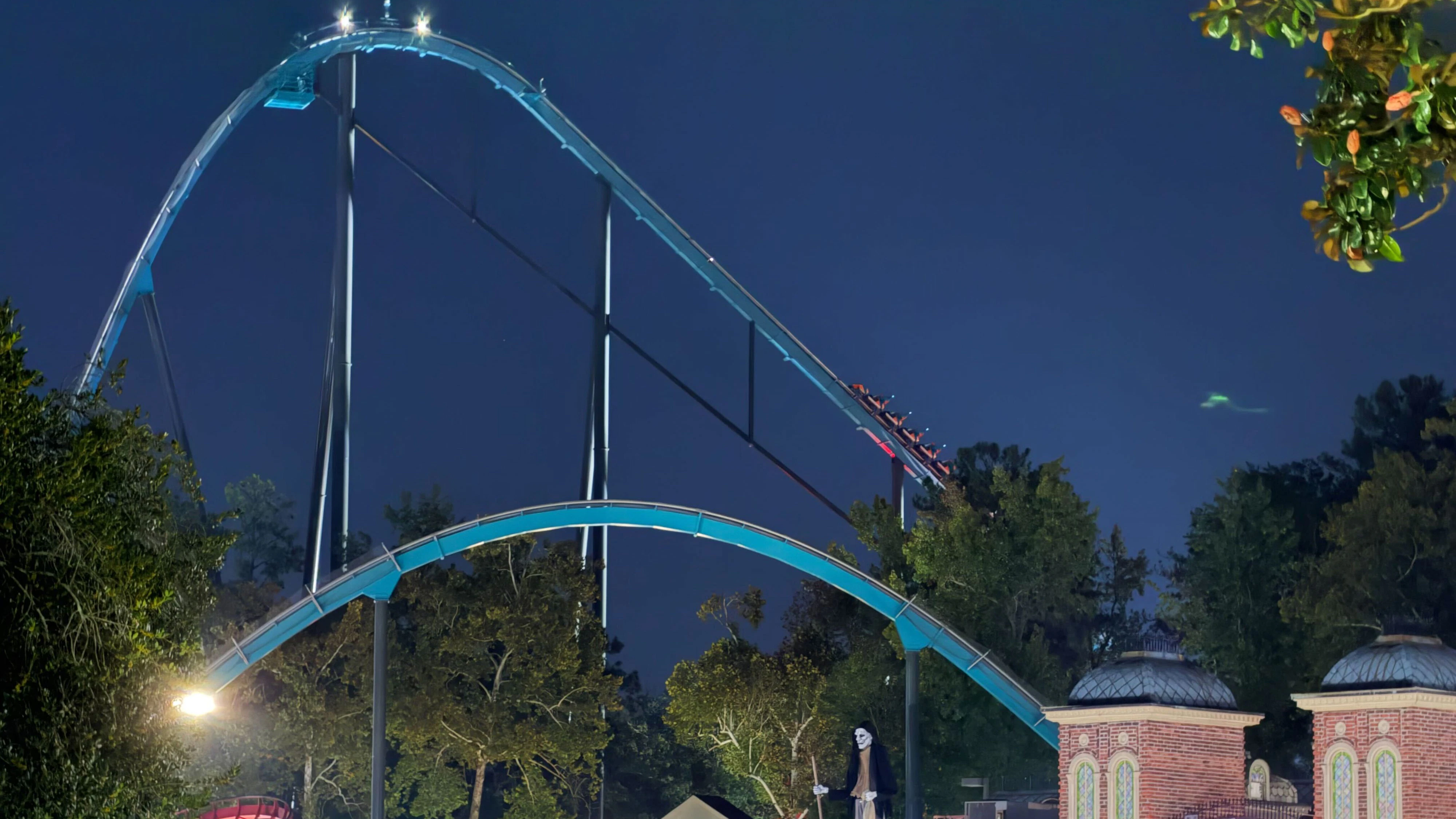 Im "Six Flags Over Georgia"-Freizeitpark stürzte ein Mann aus einer Achterbahn. Dabei erlitt er tödliche Verletzungen.  