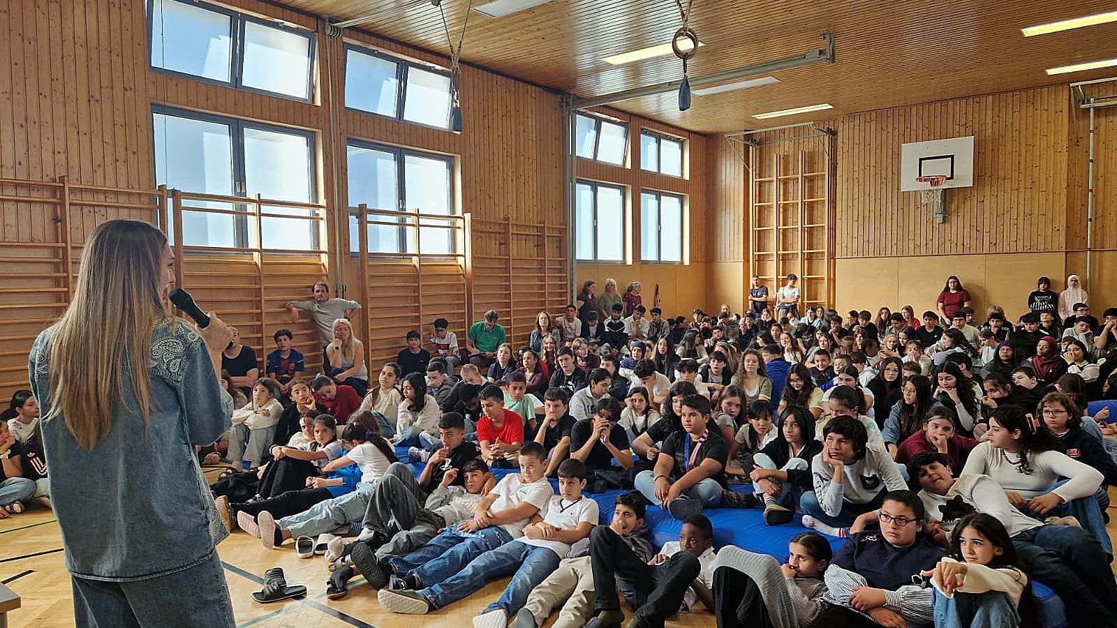Keynote-Speakerin Lisa Buchner in der MS Grundsteingasse 2.
