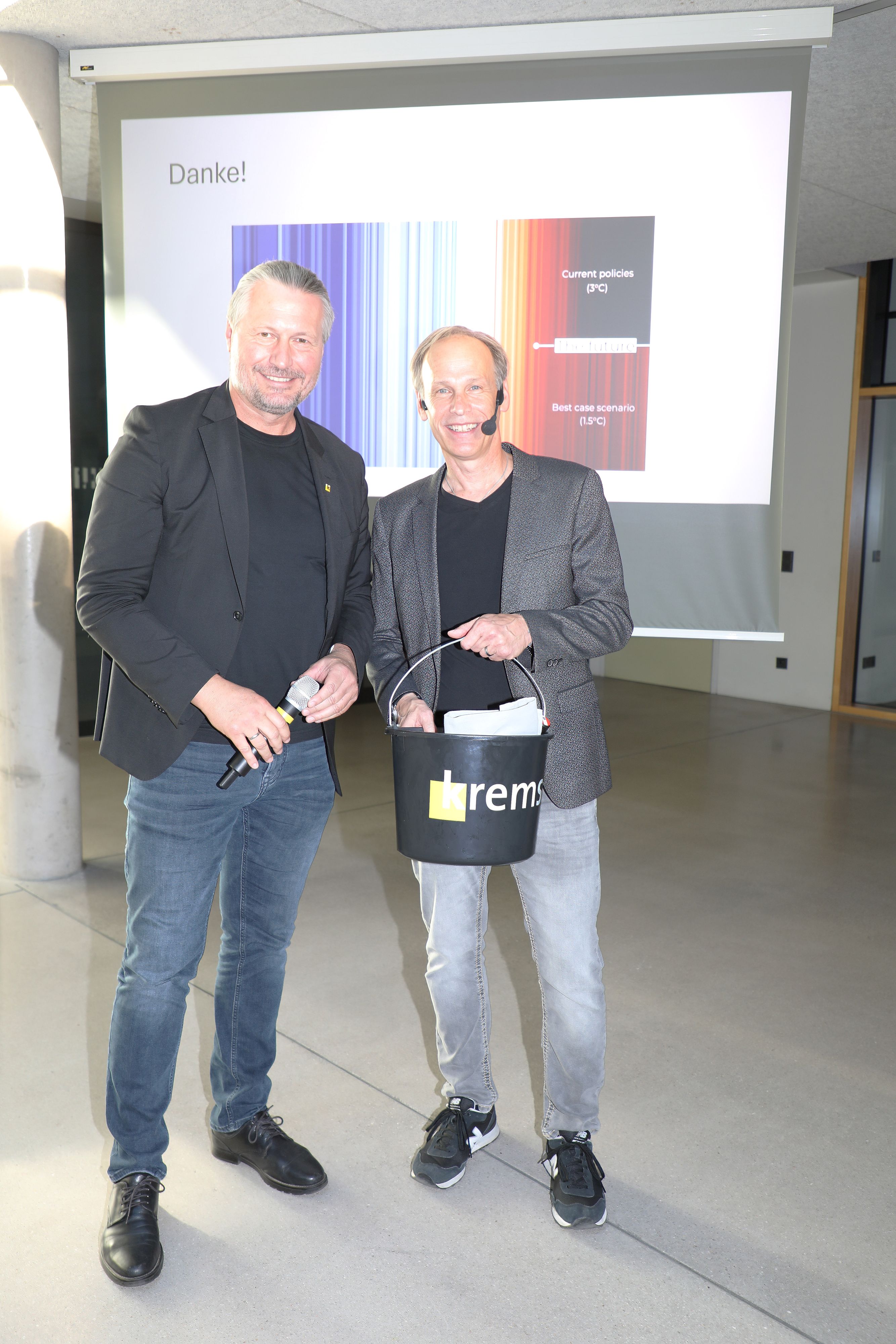 Mit einem „Krems Eimer“ bedankte sich Bürgermeister Peter Molnar bei Marcus Wadsak für dessen Vortrag. Die Eimer erhalten Kremser Bürger, die im Sommer ehrenamtlich Stadtbäume gießen.