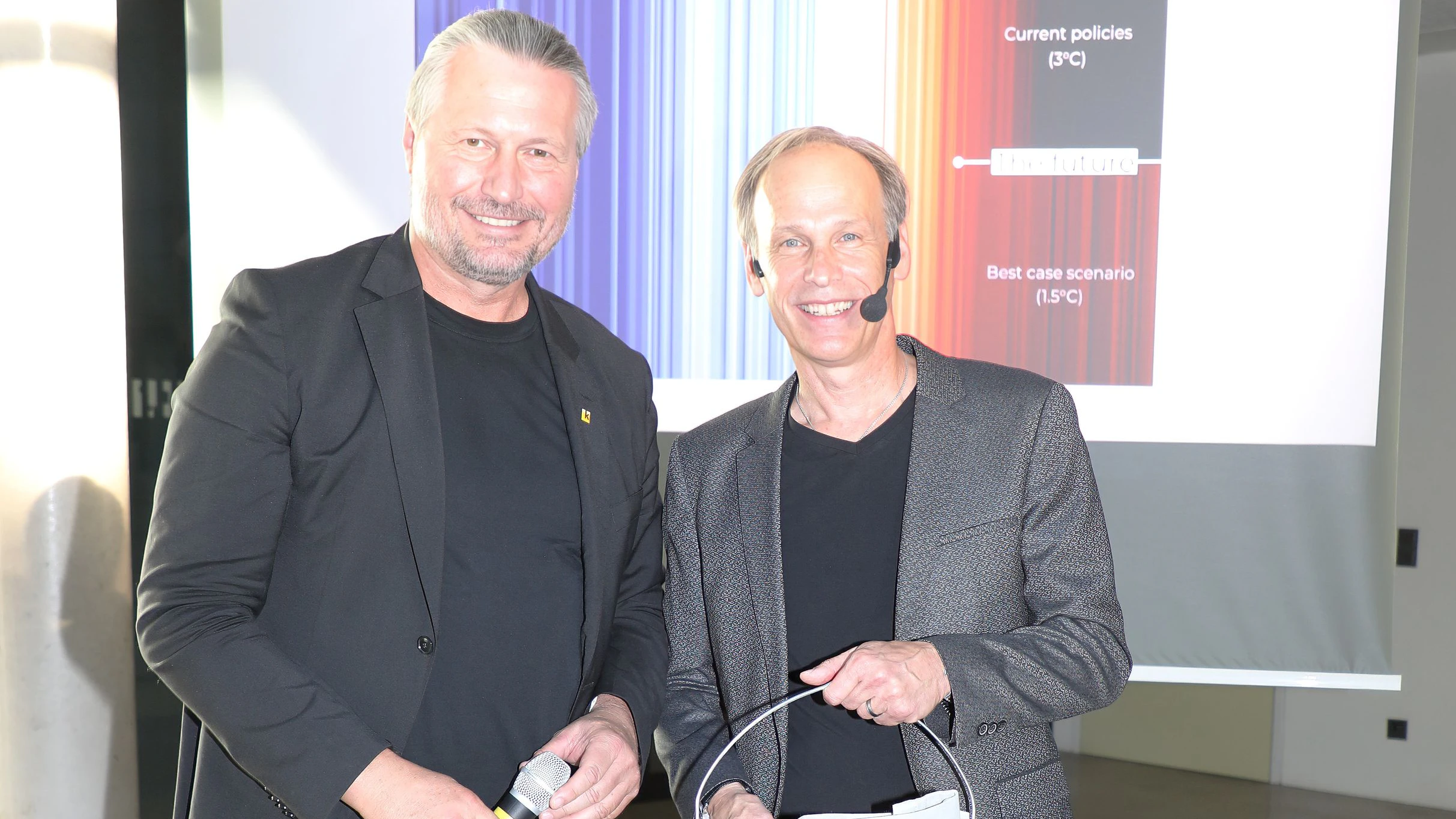 Mit einem „Krems Eimer“ bedankte sich Bürgermeister Peter Molnar bei Marcus Wadsak für dessen Vortrag. Die Eimer erhalten Kremser Bürger, die im Sommer ehrenamtlich Stadtbäume gießen.