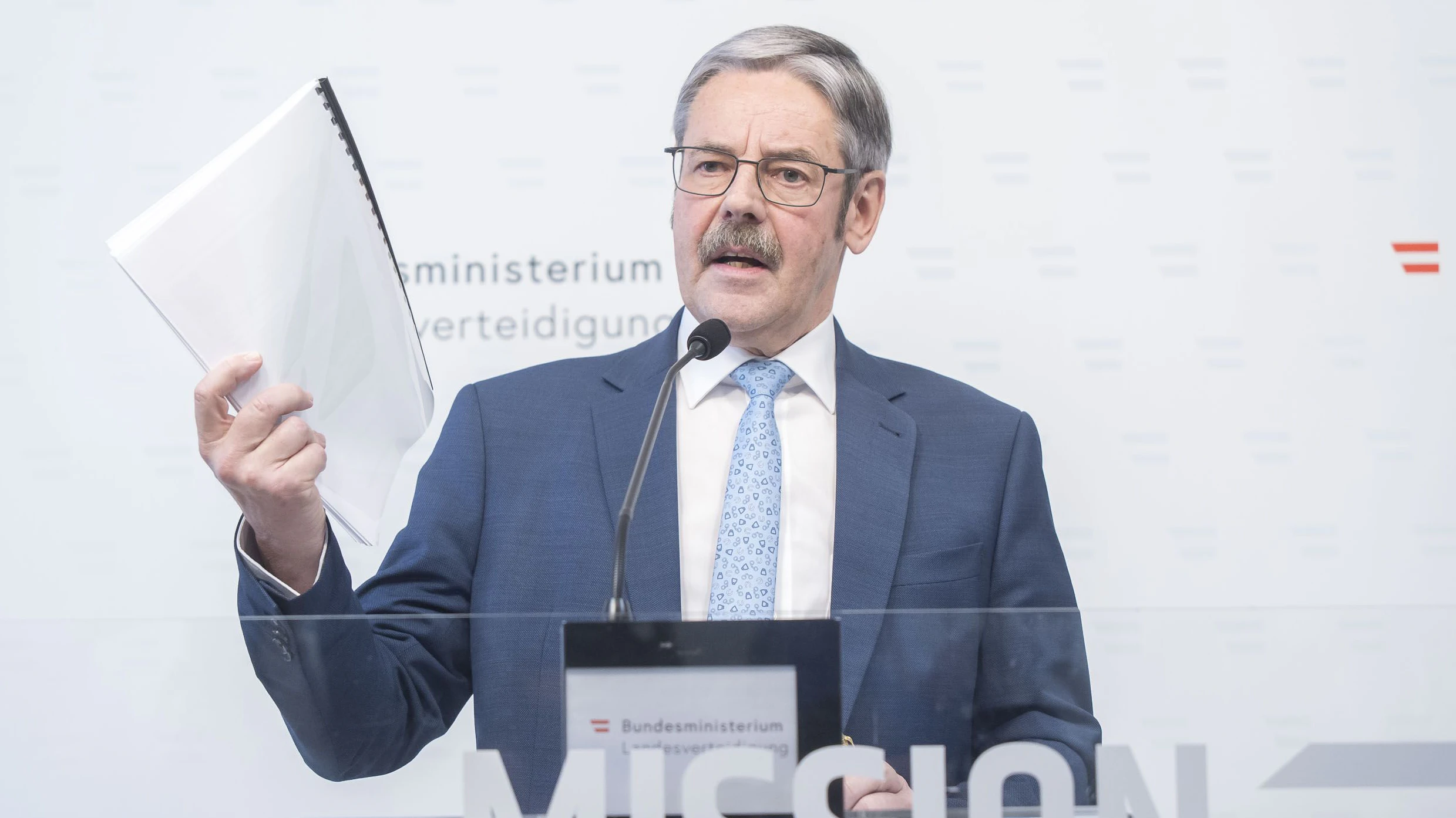 Der Stellvertreter der Wehrdienstkommission Walter Feichtinger, der Vorsitzende der Wehrdienstkommission Erwin Hameseder und der Leiter der Zivildienstagentur Ferdinand Mayer am Dienstag, 20. Jänner 2026, anl. einer PK des Bundesheeres "Wehrdienstkommission präsentiert Bericht" in Wien. 20260120 foto: helmut graf/tageszeitung heute
