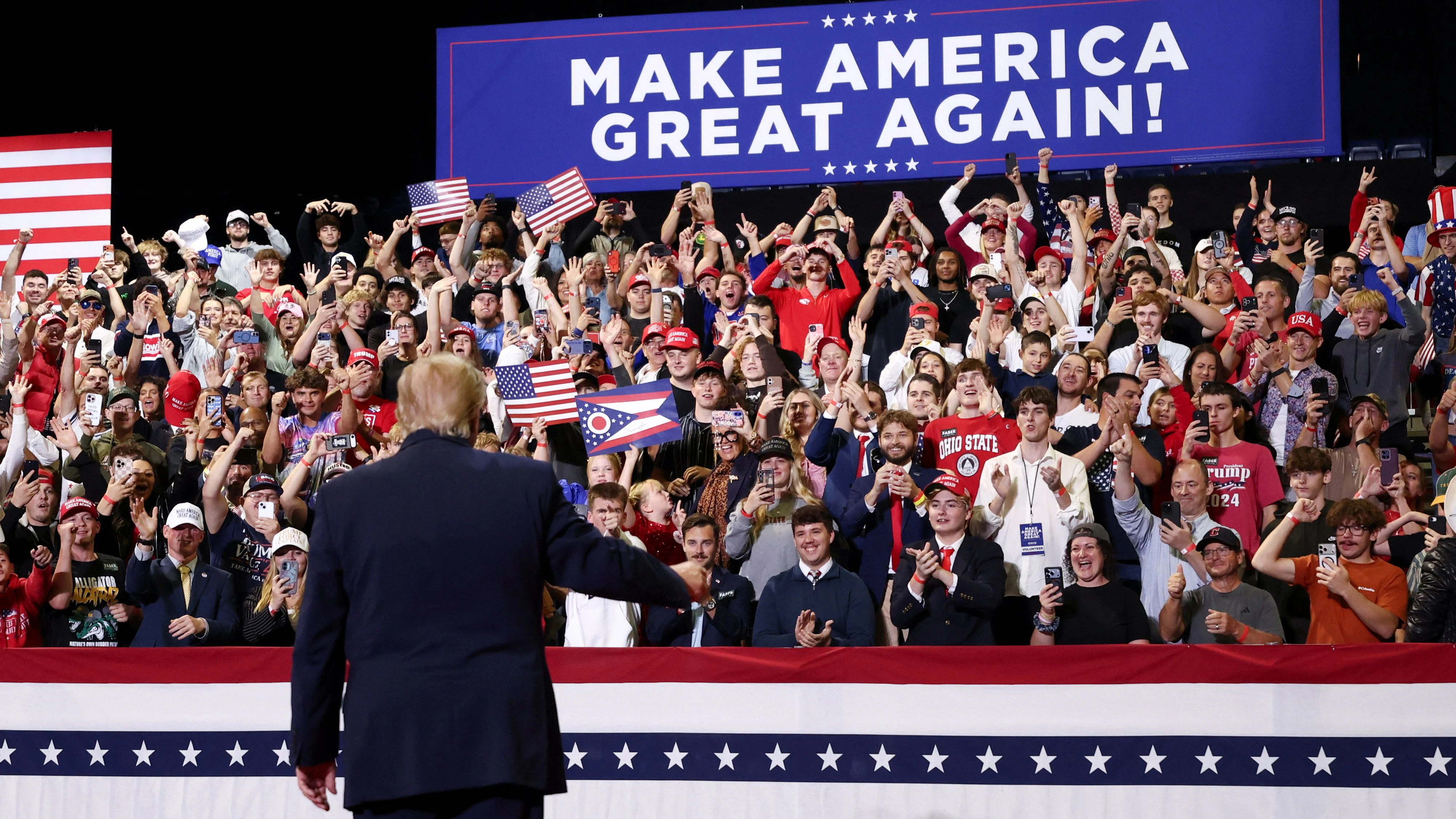 Supporters applaud and cheer US President Donald Trump at the end of a campaign rally for US Senator Jon Husted (R-OH) and gubernatorial candidate Vivek Ramaswamy in Youngstown, Ohio, US, October 12, 2026. REUTERS/Kevin Lamarque




