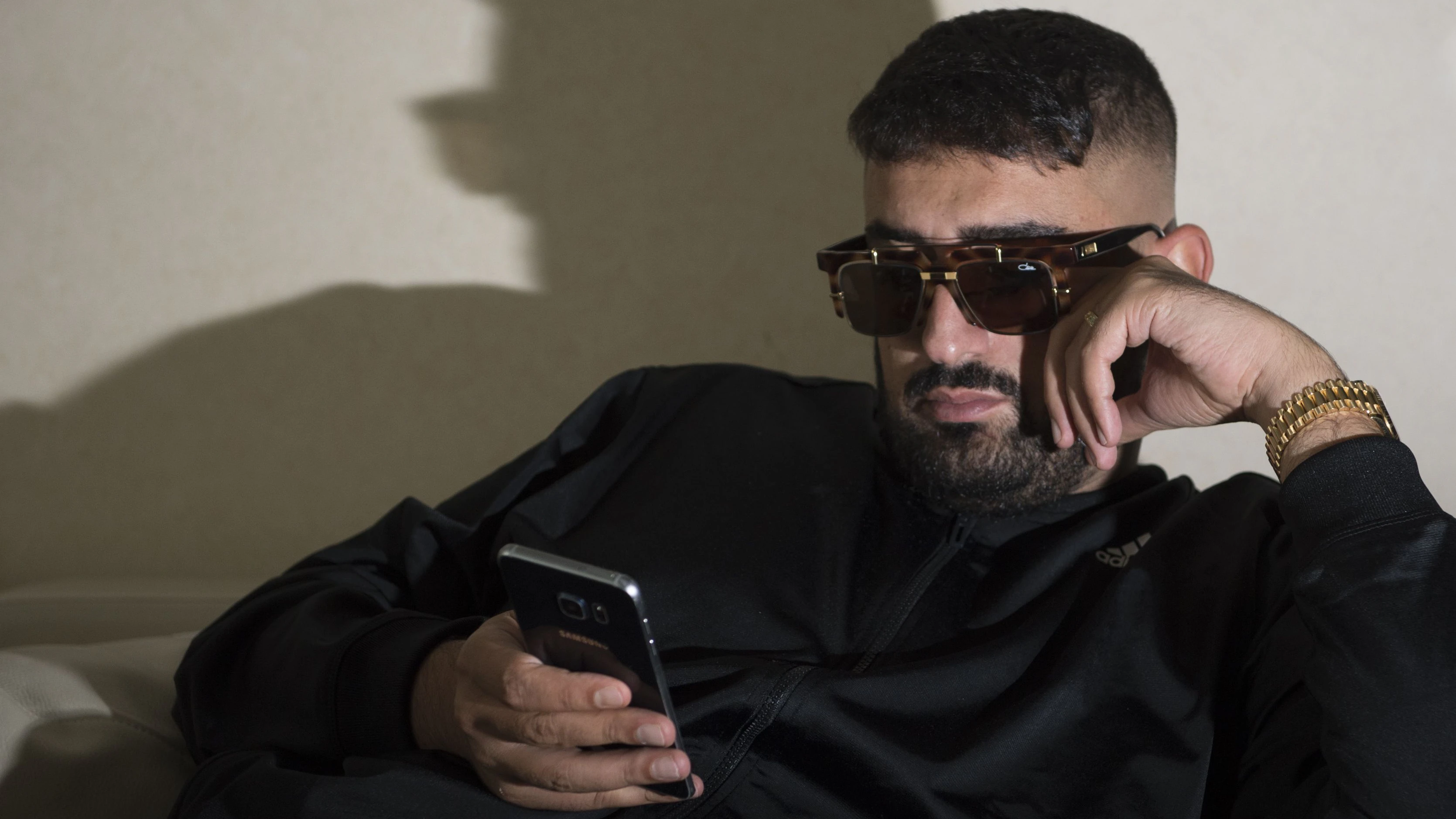 Rapper Haftbefehl liegt laut Medienberichten auf einer Intensivstation in der Schweiz.