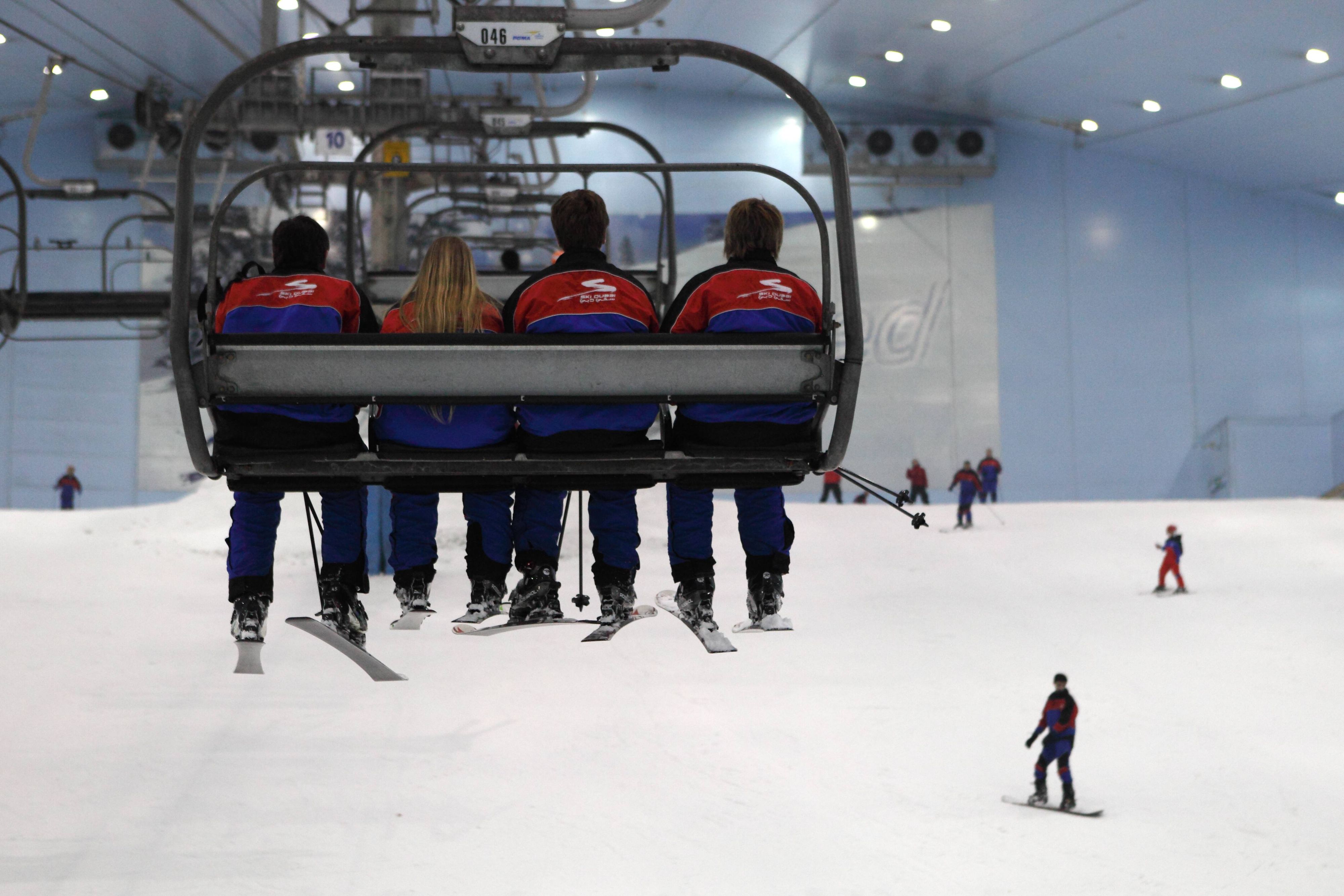 in Dubai bietet die Indoorskihalle 