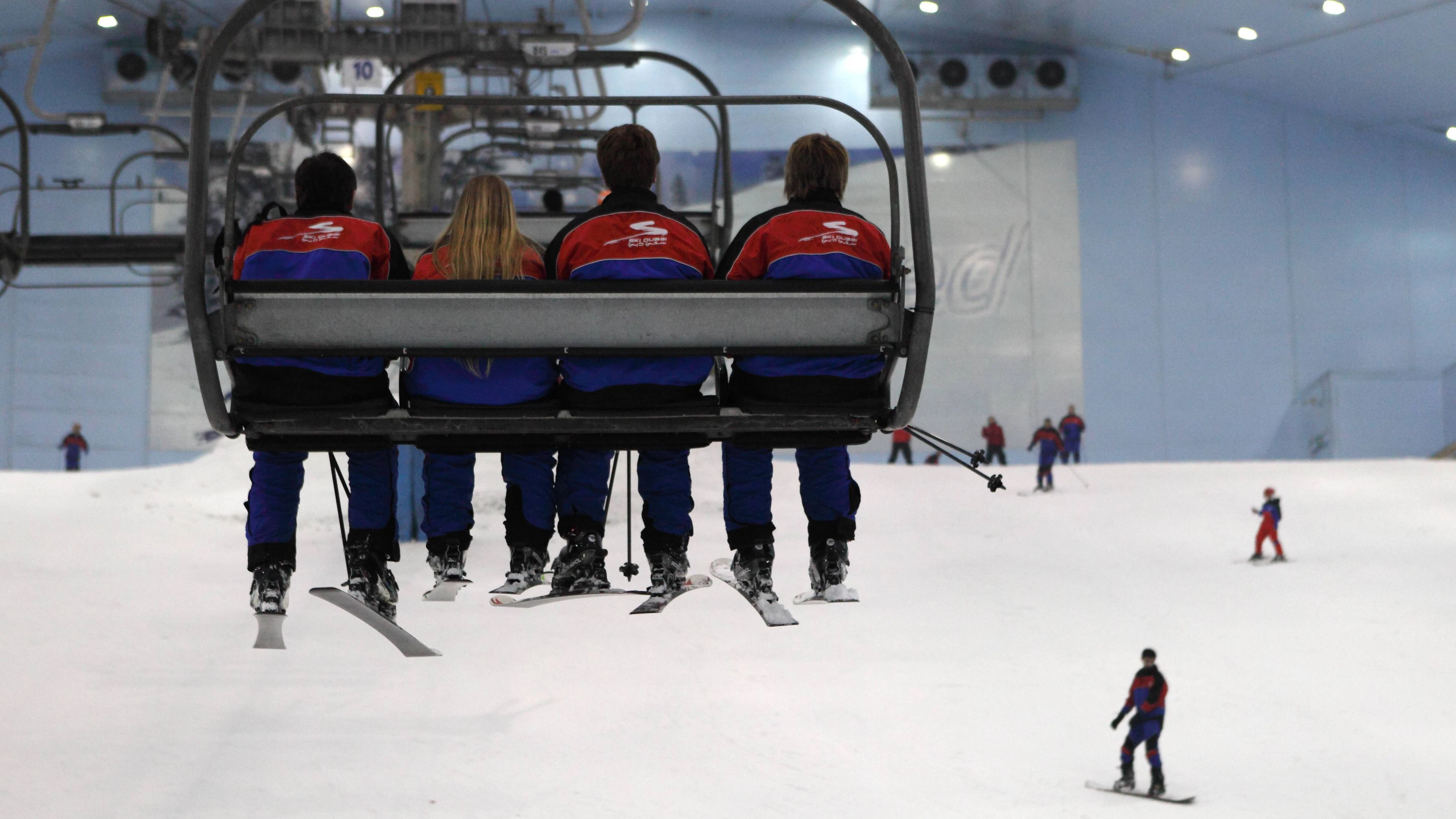 01.04.2012, Dubai, Vereinigte Arabische Emirate - Menschen sitzen in der Indoorskihalle Ski Dubai in einem Sessellift. (QF, Sportstätte, künstlich, Kälte, Gebäude, Freizeitaktivität, Freizeitvergnügen, Skiläufer, Rückansicht) 00S120401D044.JPG MODEL RELEASE: NO, PROPERTY RELEASE: NO MR:N

01 04 2012 Dubai United Arab Emirates People sit in the Indoorskihalle Ski Dubai in a Chair lift QF Sports facility artificial Cold Building Leisure activity Leisure Skiers Back View  JPG Model Release No Property Release No Mr n  