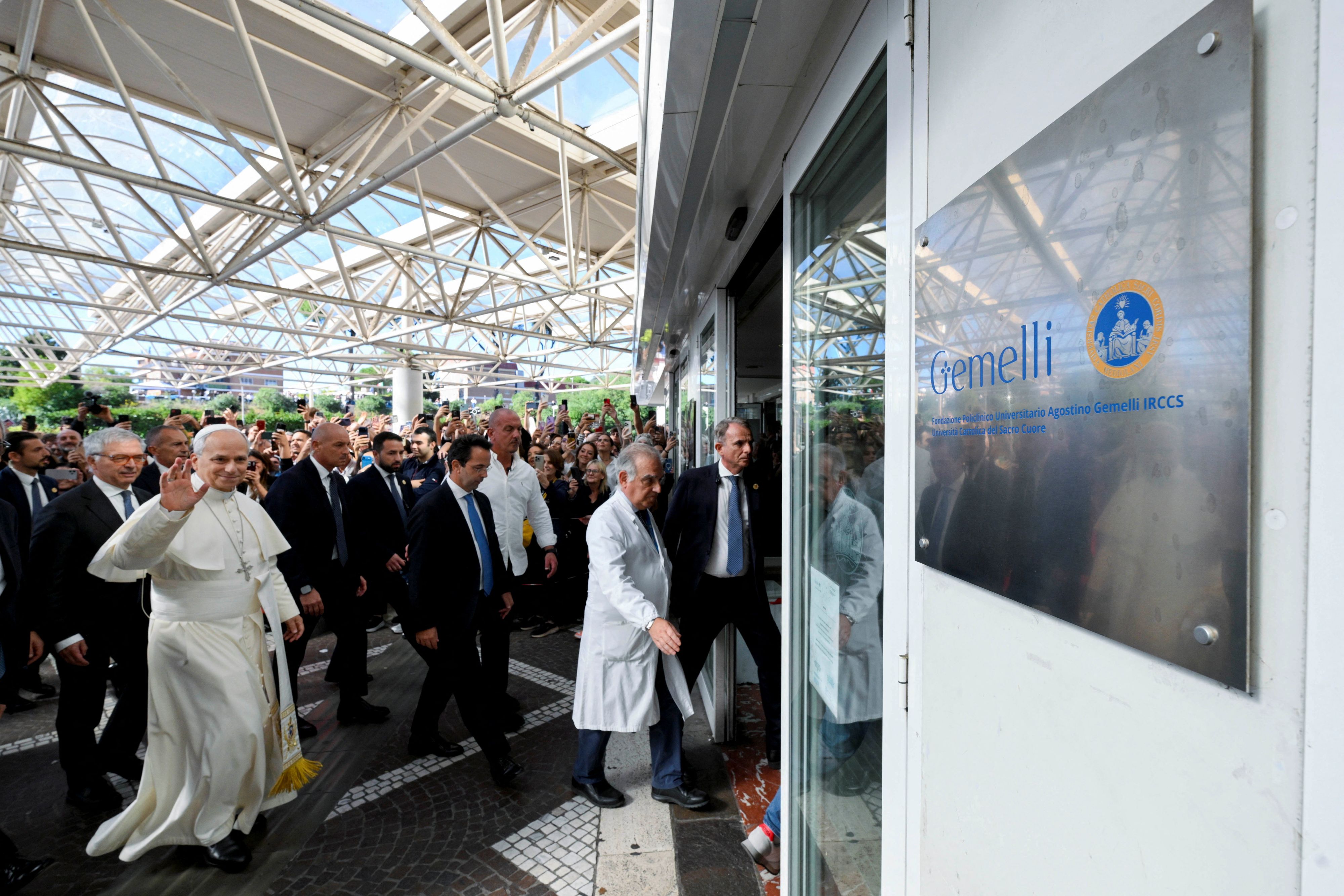 Heute.at - Aufatmen im Vatikan – so geht es Papst Leo nach der OP