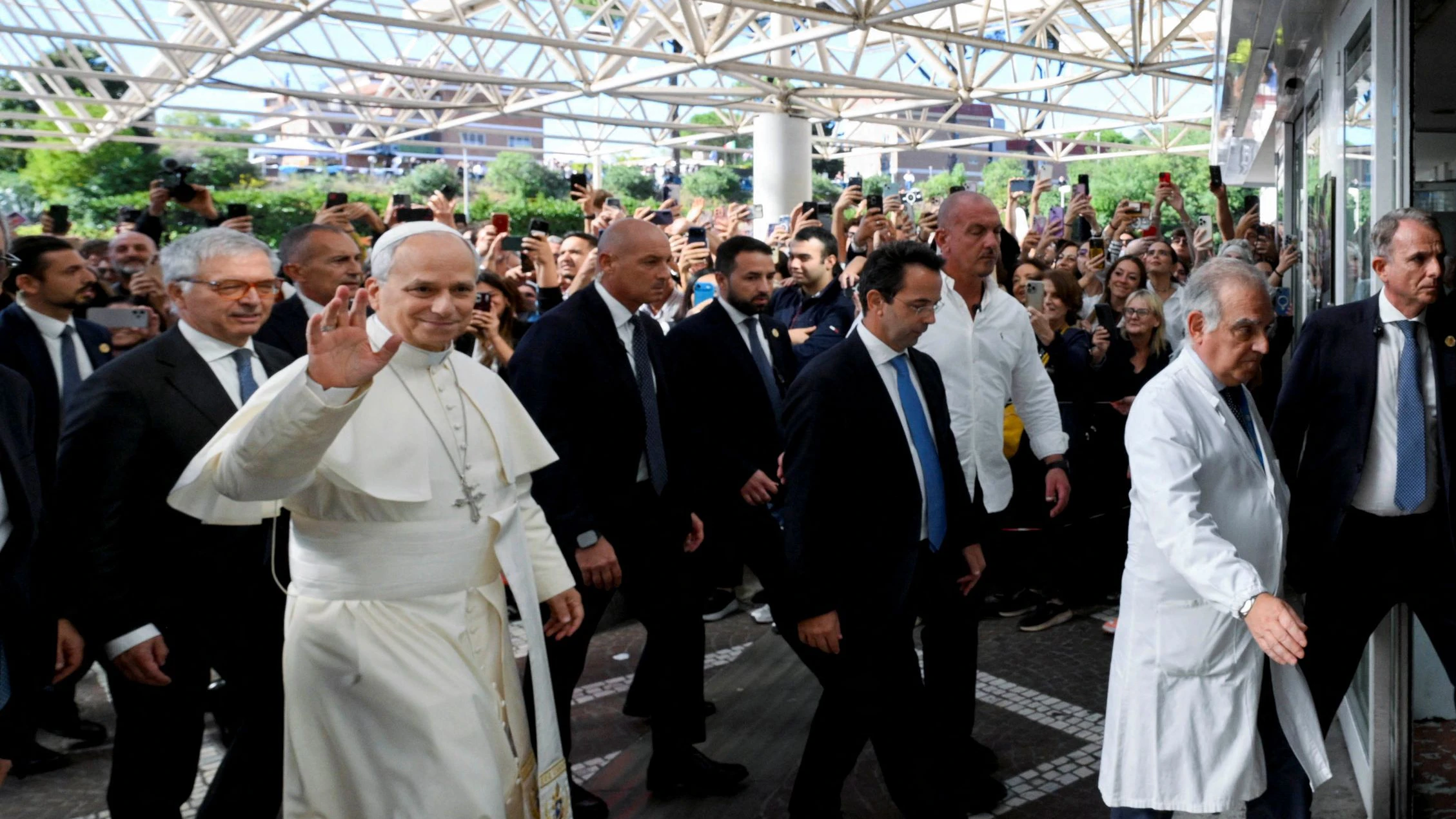 Heute.at - Aufatmen im Vatikan – so geht es Papst Leo nach der OP