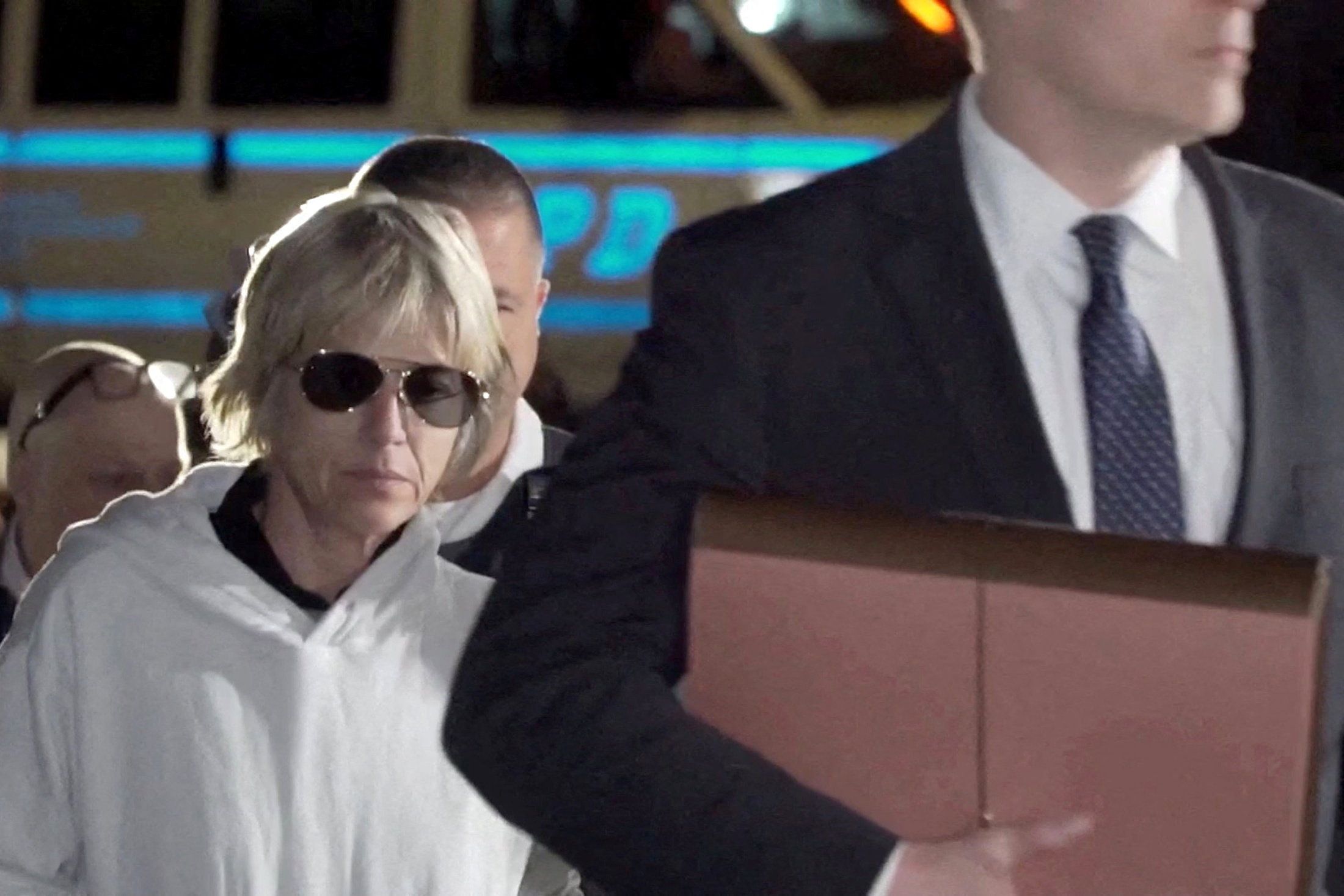 Schauspielerin <strong>Selma Blair</strong> verlässt das Strafgericht von Queens nach ihrer Anklageverlesung; sie war festgenommen worden, nachdem Flugbegleiter auf einem Delta-Air-Lines-Flug von Los Angeles nach New York einen 
