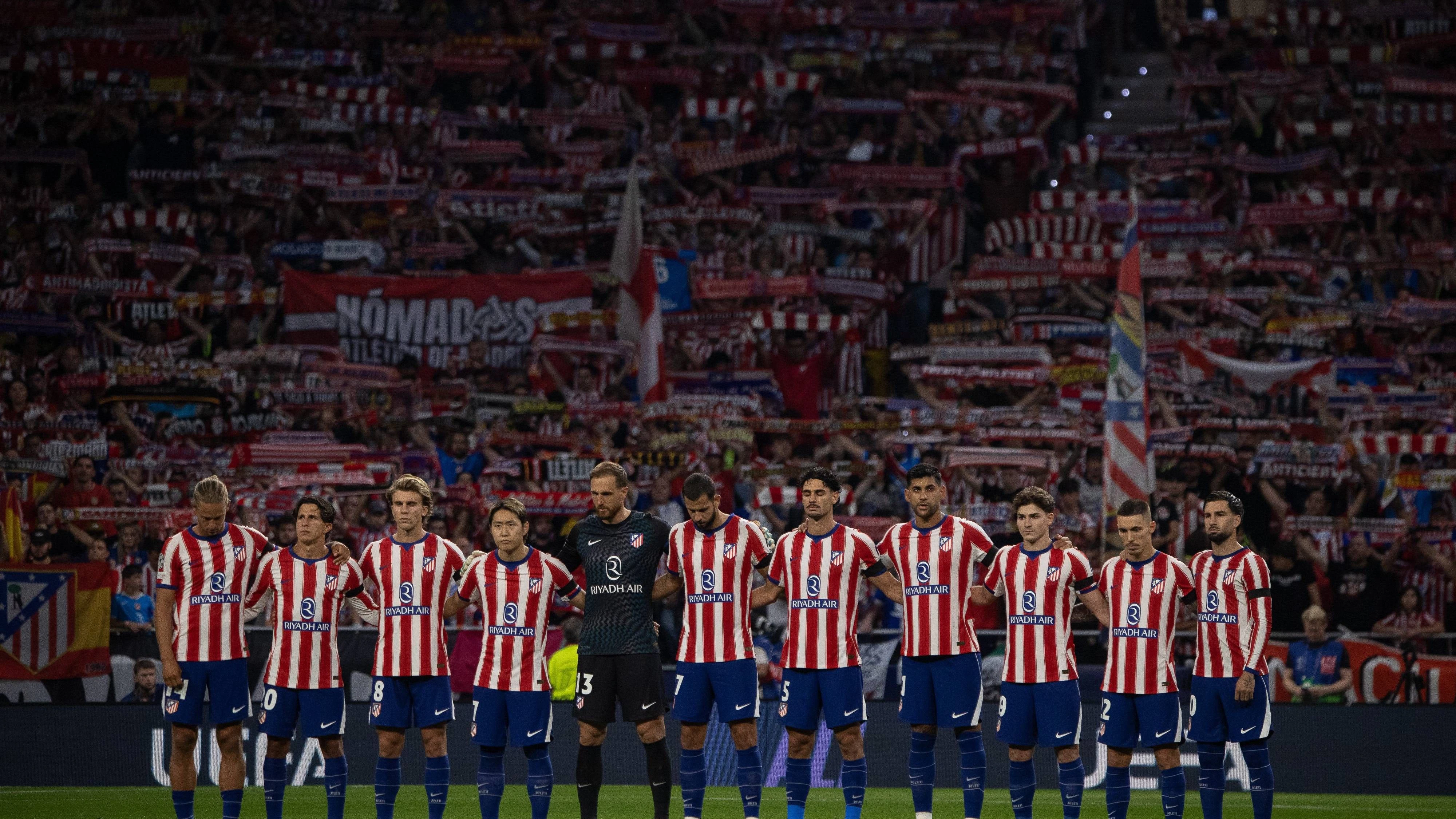 UEFA Champions League 2026/2027 Half-time Atletico de Madrid and Manchester United, ManU in Madrid, Spain - 13 Oct 2026 The Atlético de Madrid squad observes a minute of silence following the death of the mother of Koke, the team s captain, who passed away this Tuesday morning. UEFA Champions League 2026/2027 match between Atletico de Madrid and Manchester United. Atletico de Madrid 2 - 0 Manchester United Madrid Spain Copyright: xDavidxCanalesx/xSOPAxImagesx David-Canales-1458530