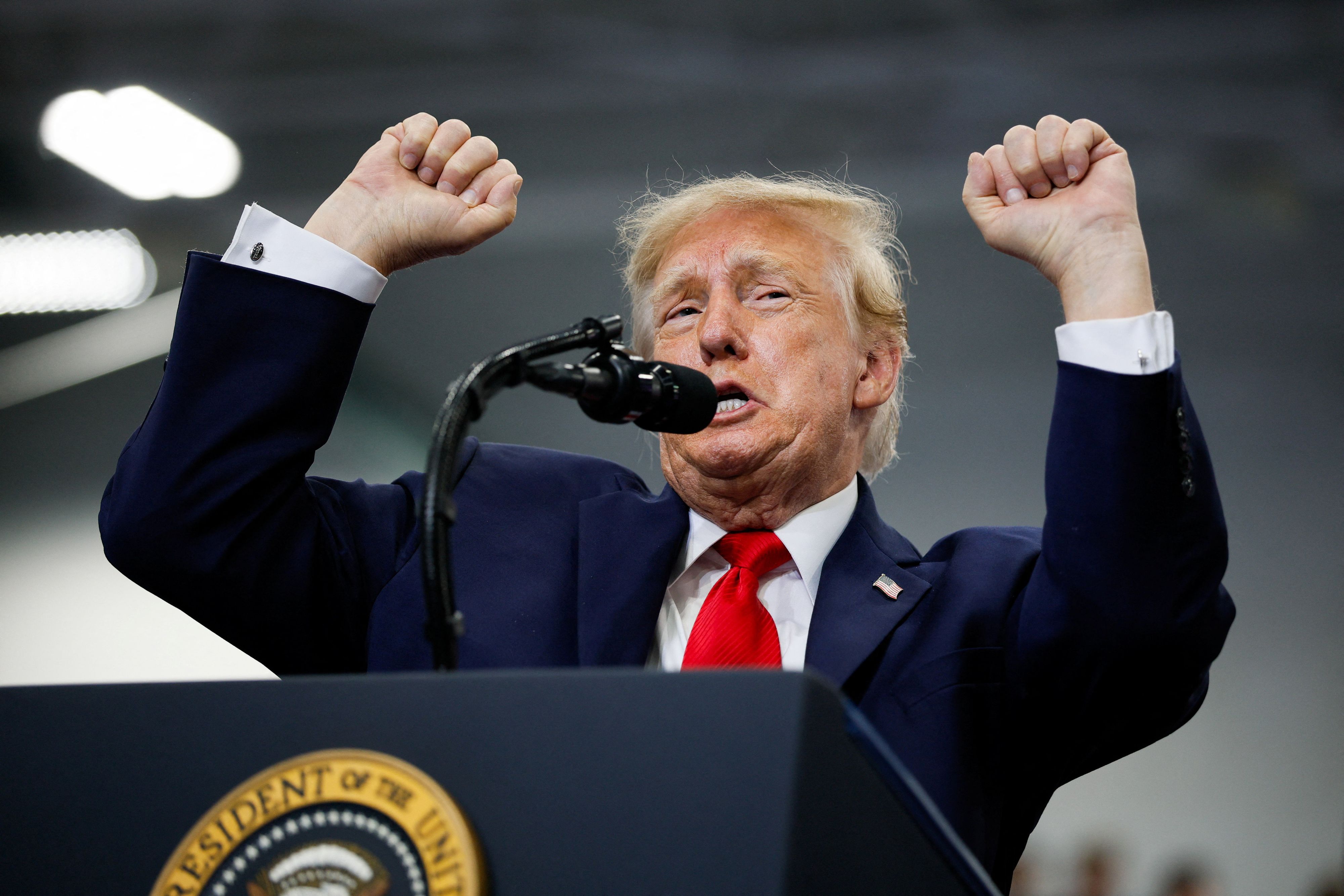US-Präsident Donald Trump gestikuliert auf der Bühne, während er am 13. Oktober 2026 im Curtis D. Menard Memorial Sports Center in Wasilla, Alaska (USA), spricht.