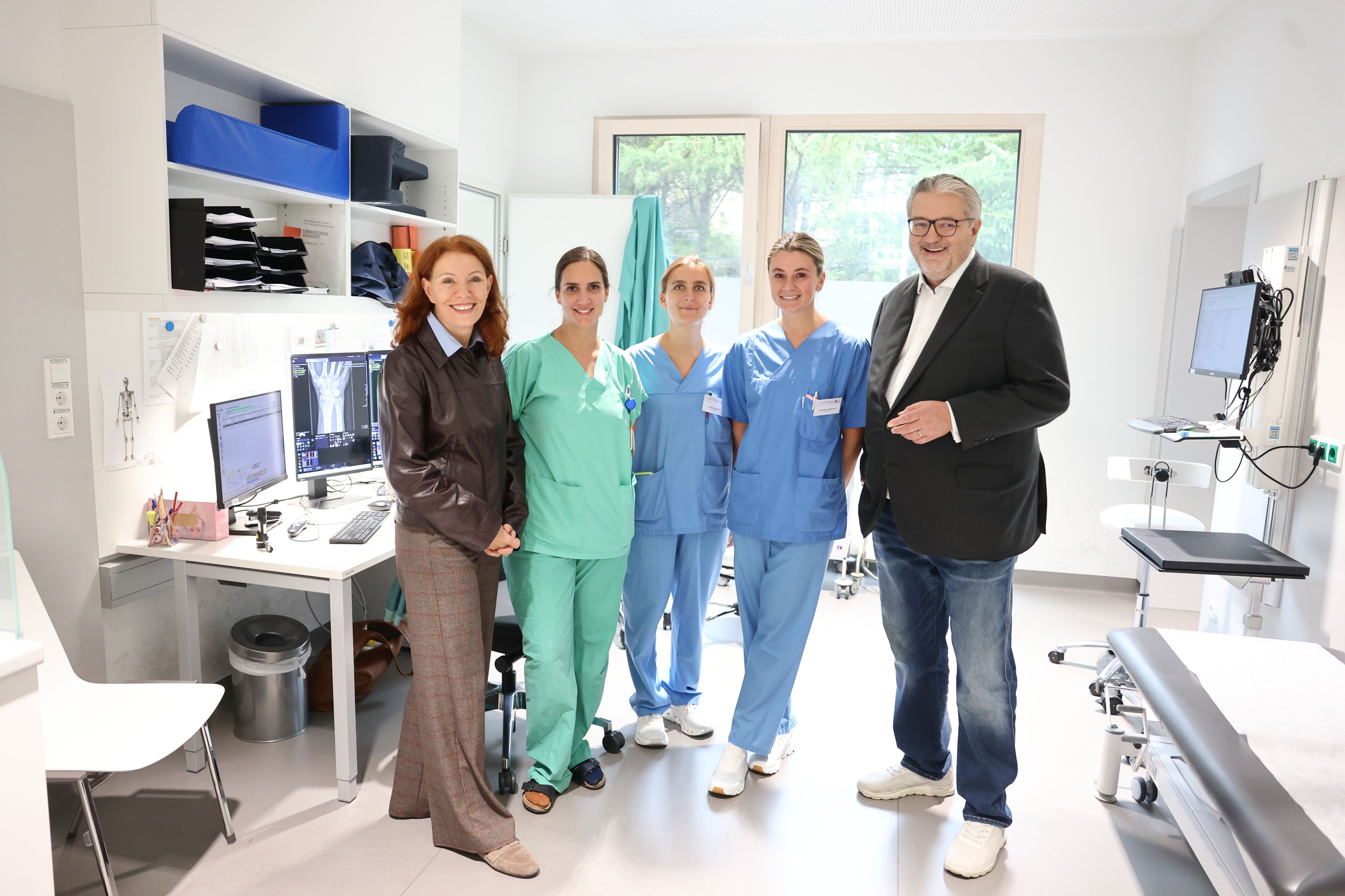 Evelyn Kölldorfer-Leitgeb, Generaldirektorin des Wiener Gesundheitsverbundes (li.) und Gesundheitsstadtrat Peter Hacker (re.) im neuen Pavillon.