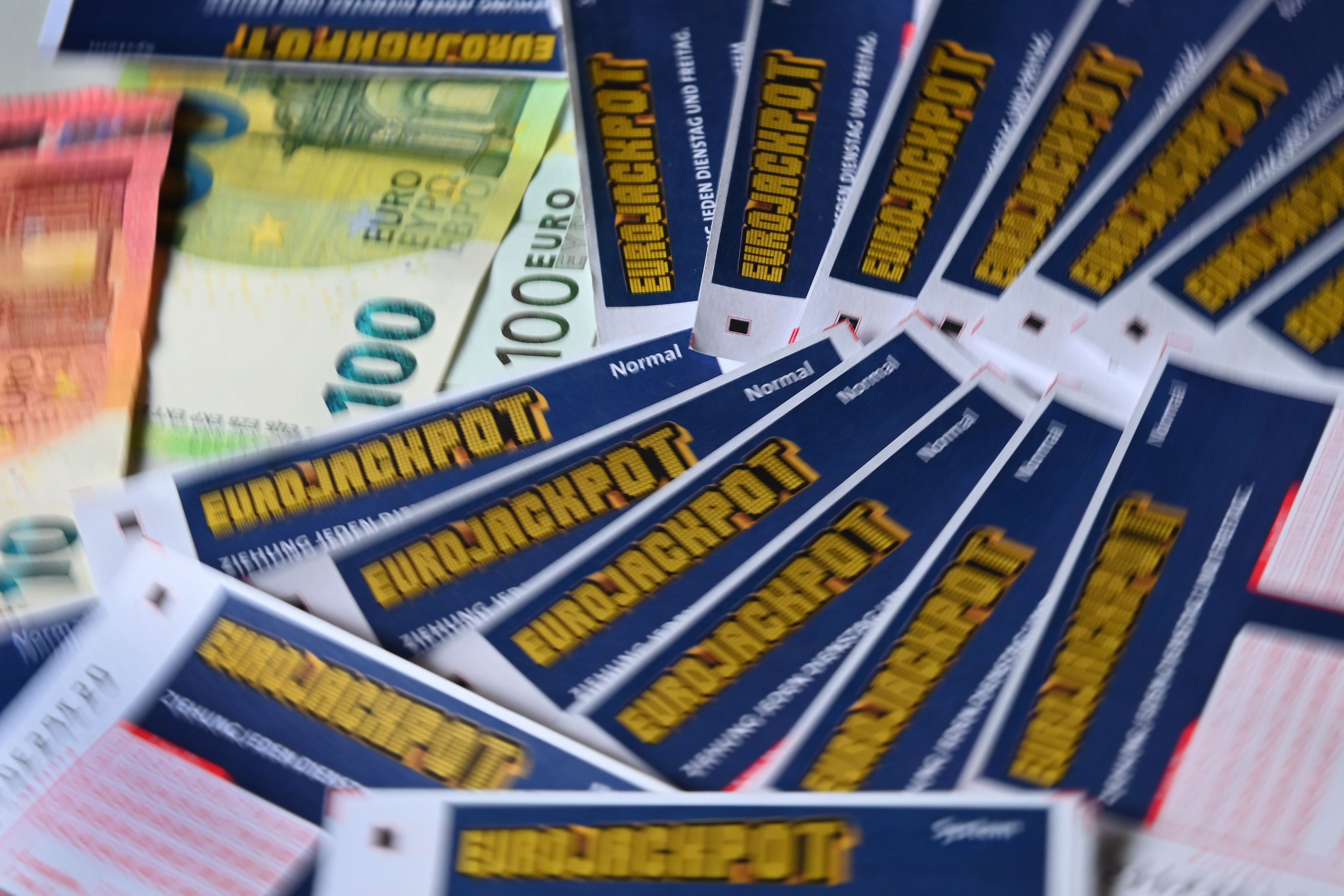 Der Glückspilz knackte den Eurojackpot und ist nun um satte 120 Millionen Euro reicher.