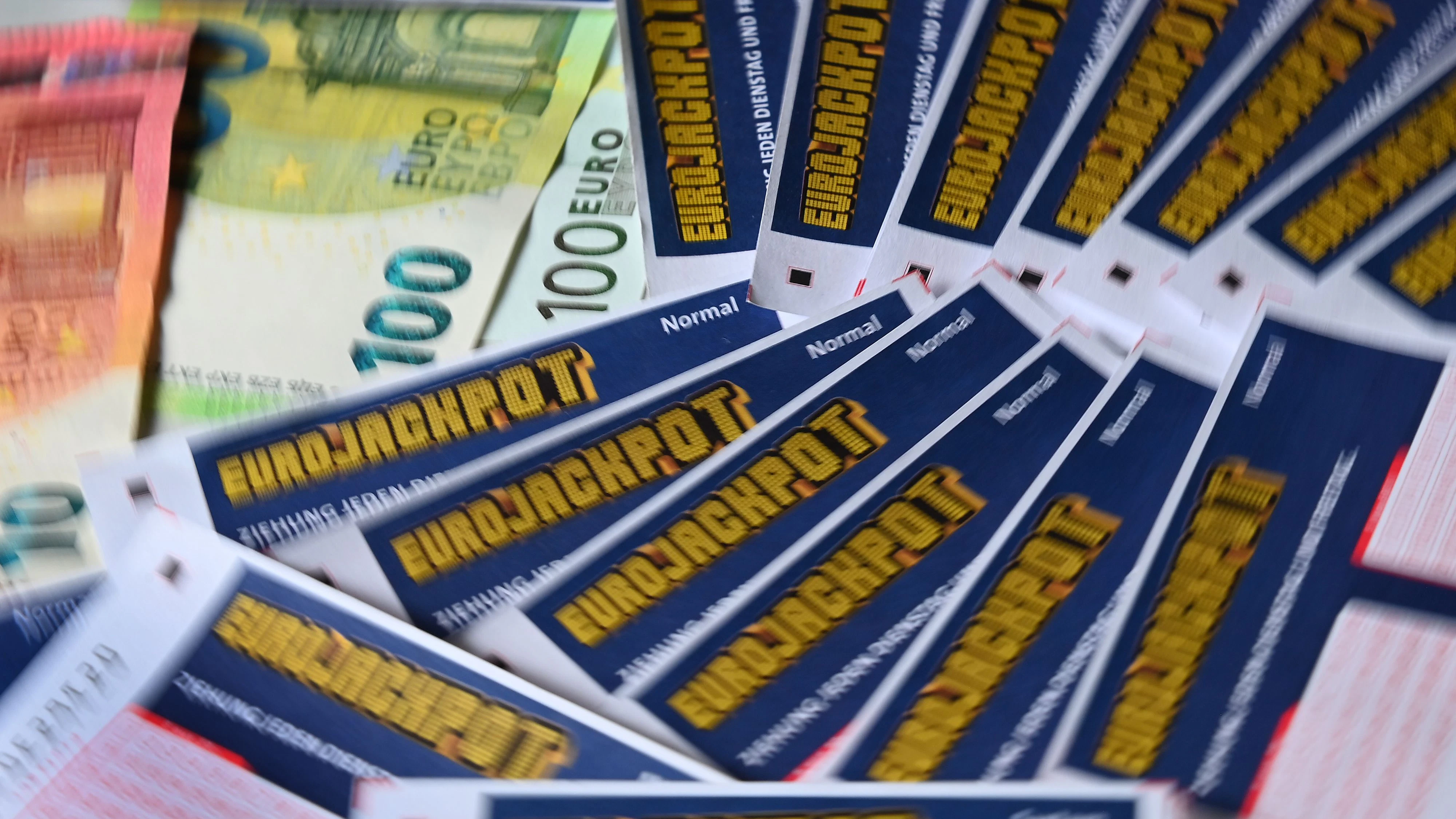 Der Glückspilz knackte den Eurojackpot und ist nun um satte 120 Millionen Euro reicher.