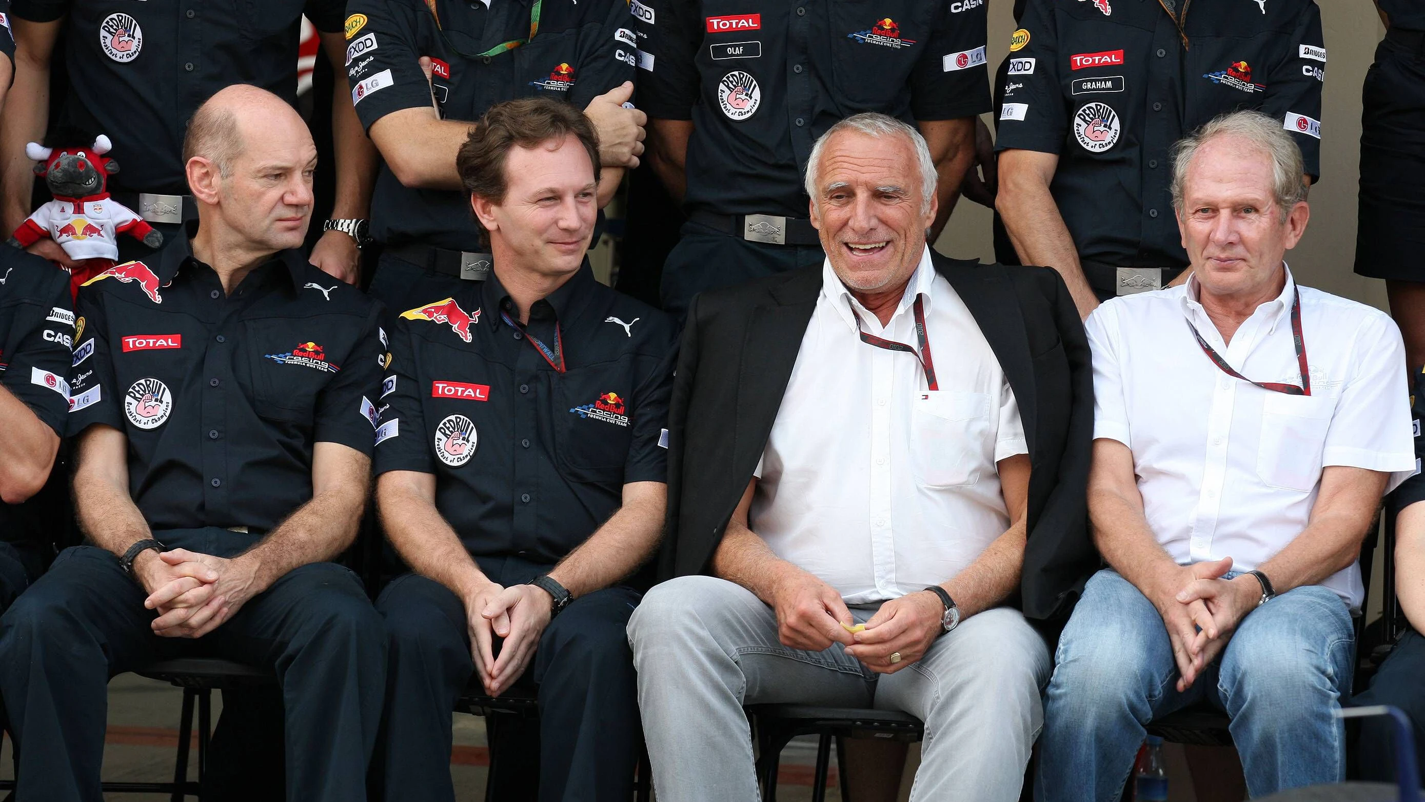 Bildnummer: 06855593  Datum: 14.11.2010  Copyright: imago/Thomas Melzer
Formel 1, GP Abu Dhabi, 14.11.10, Technikdirektor Adrian Newey, Teamchef Christian Horner, Red Bull Gründer Dietrich Mateschitz, Berater Dr. Helmut Marko, Red Bull-Racing (L-R); Motorsport Herren Formel 1 F1 F WM GP VAE Abu Dhabi vdig xng 2010 quer Rennsport Formel 1 F1 Racing 

Image number 06855593 date 14 11 2010 Copyright imago Thomas Melzer Formula 1 GP Abu Dhabi 14 11 10 Technology Director Adrian Newey Team boss Christian Horner Red Bull Founder Dietrich Mateschitz Consultants Dr Helmut Marko Red Bull Racing l r motor aviation men Formula 1 F1 F World Cup GP UAE Abu Dhabi Vdig  2010 horizontal Racing Formula 1 F1 Racing  