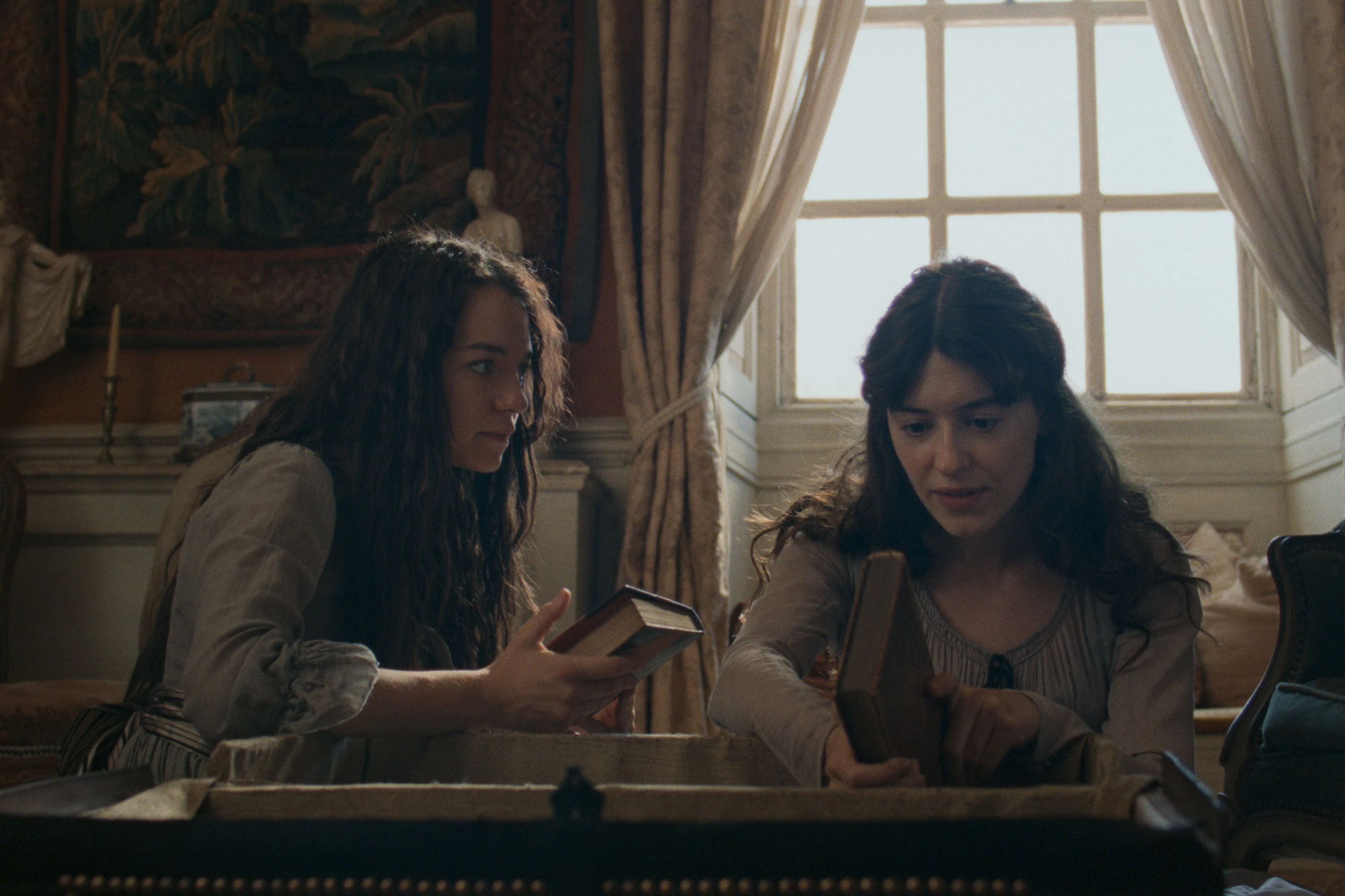 Marianne (Esmé Creed-Miles, l.) ist romantisch und lebendig, während Elinor (Daisy Edgar-Jones) die ruhigere und Überlegtere der beiden Schwestern ist