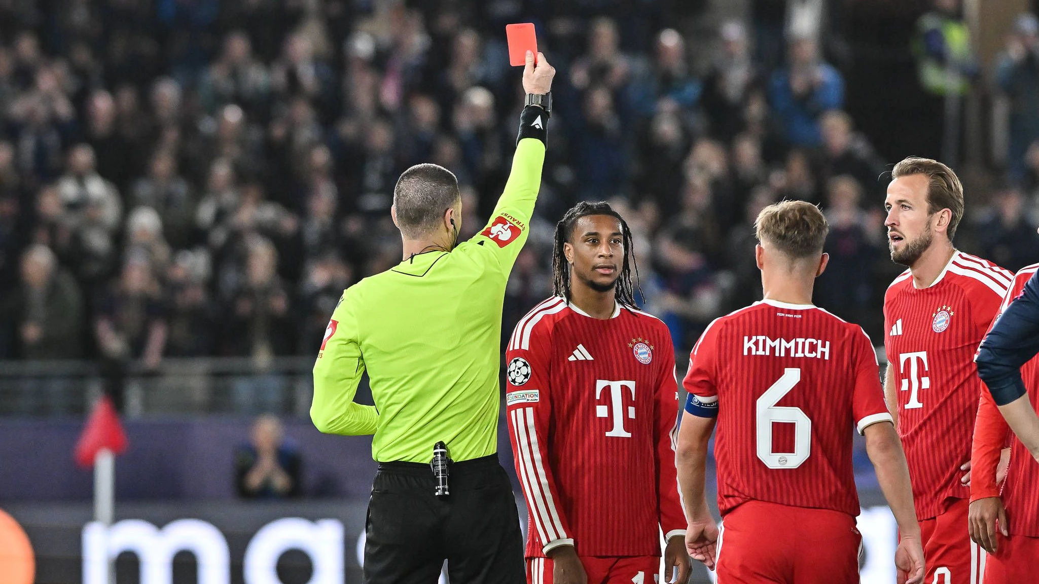 STAVANGER, NORWAY 13. OCTOBER: Referee Georgi KABAKOV show Michael OLISE FC Bayern Munich 17 the red Card during the Champions League Match between Viking FK vs. FC Bayern Munich at Matchday 2 at Lyse Arena / Yellow - Red Copyright: xBEAUTIFULxSPORTS/Goldbergx