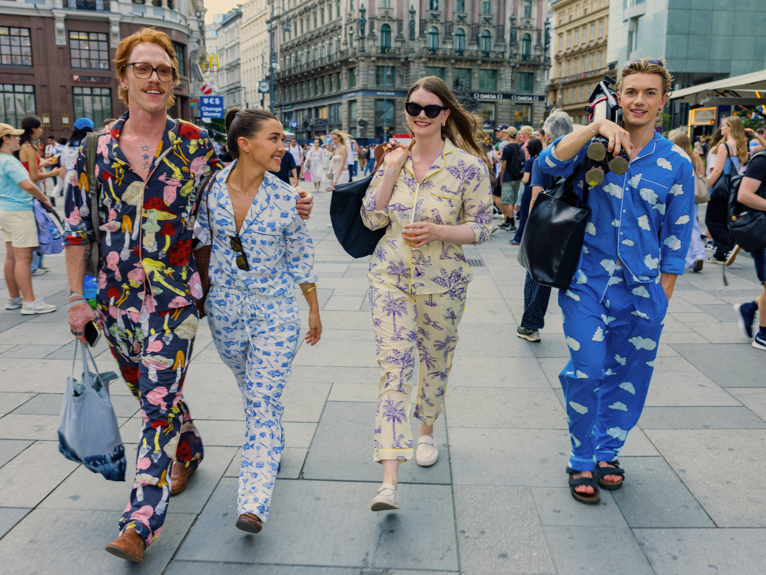 Die Pyjama sollen nicht nur im Bett sondern auch in der Öffentlichkeit getragen werden.