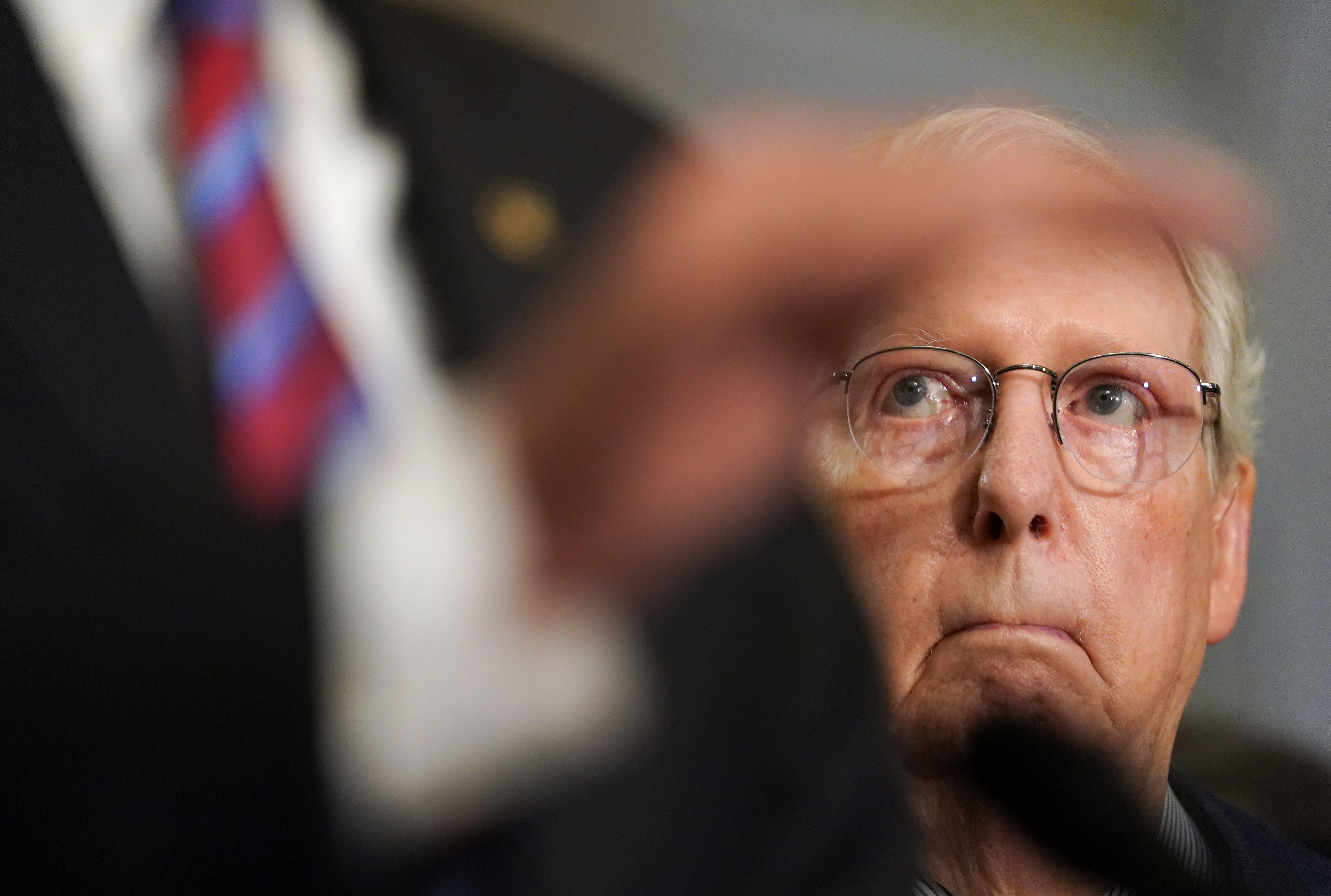 Die Beziehung zwischen <strong>Mitch McConnell</strong> und <strong>Donald Trump</strong> ist seit Jahren von scharfer persönlicher und politischer Ablehnung geprägt, obwohl McConnell als langjähriger Anführer der Republikaner im Senat Trumps politische Agenda während dessen erster Amtszeit oft ermöglicht hat