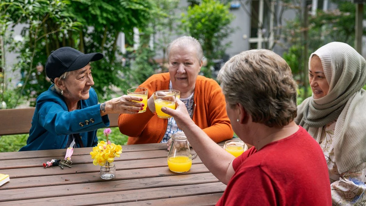 Bewohnerinnen feiern aus gegebenen Anlass.