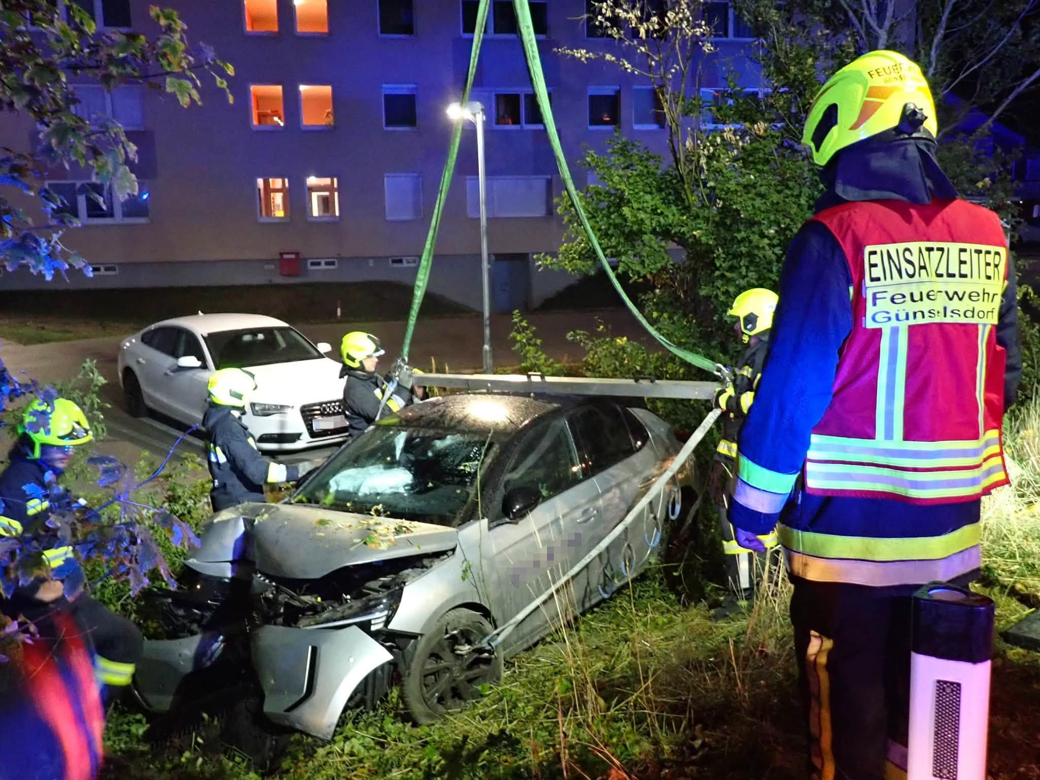 In den frühen Morgenstunden des Mittwochs, 14. Oktober, kam es auf der B17 in Günselsdorf im Bezirk Baden zu einem heftigen Verkehrsunfall.
