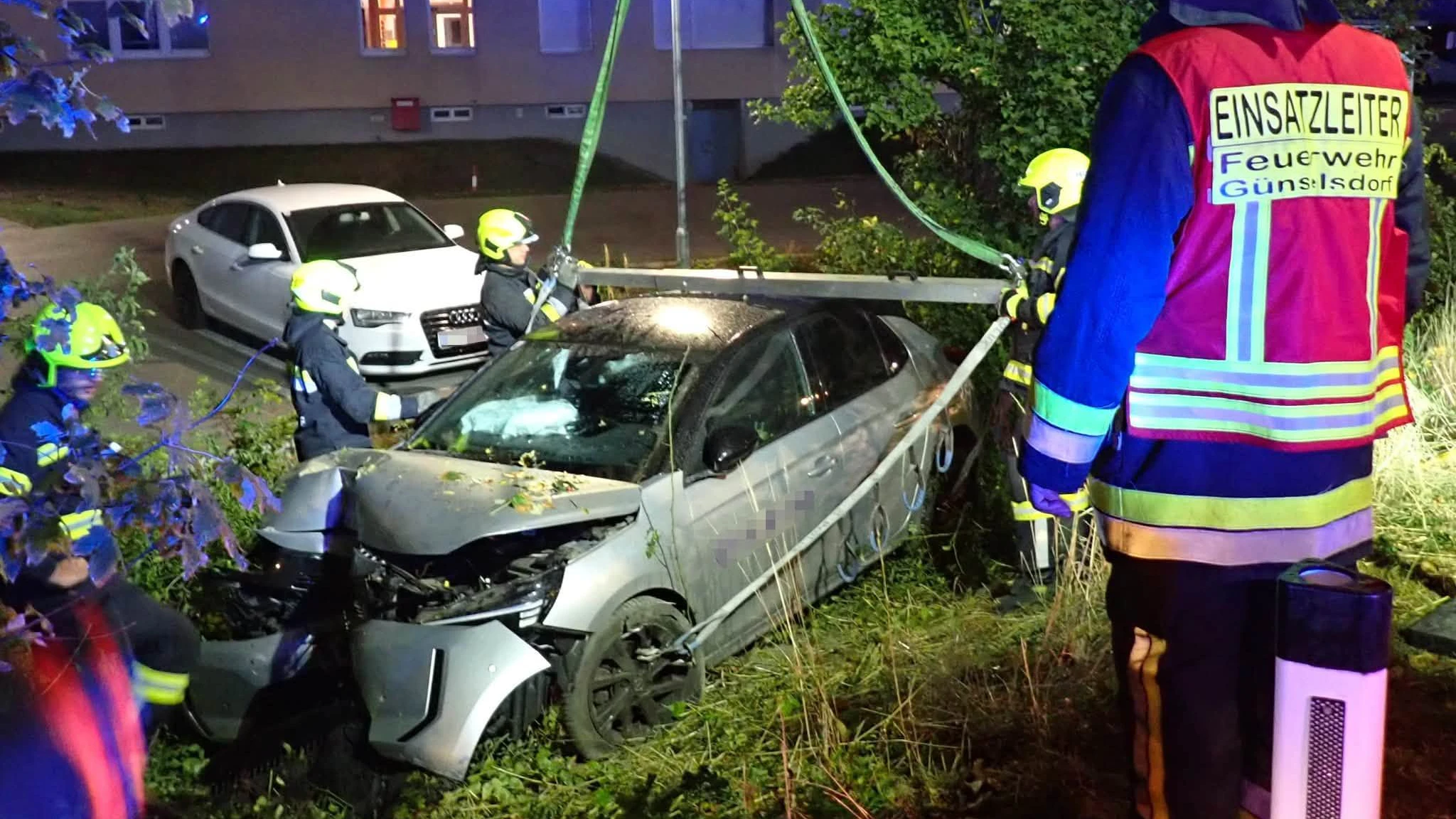 In den frühen Morgenstunden des Mittwochs, 14. Oktober, kam es auf der B17 in Günselsdorf im Bezirk Baden zu einem heftigen Verkehrsunfall.