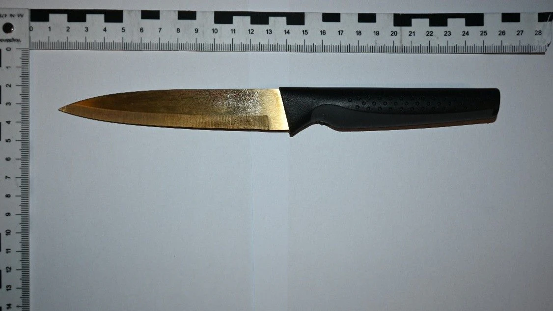 Die Tatwaffe wurde sichergestellt.