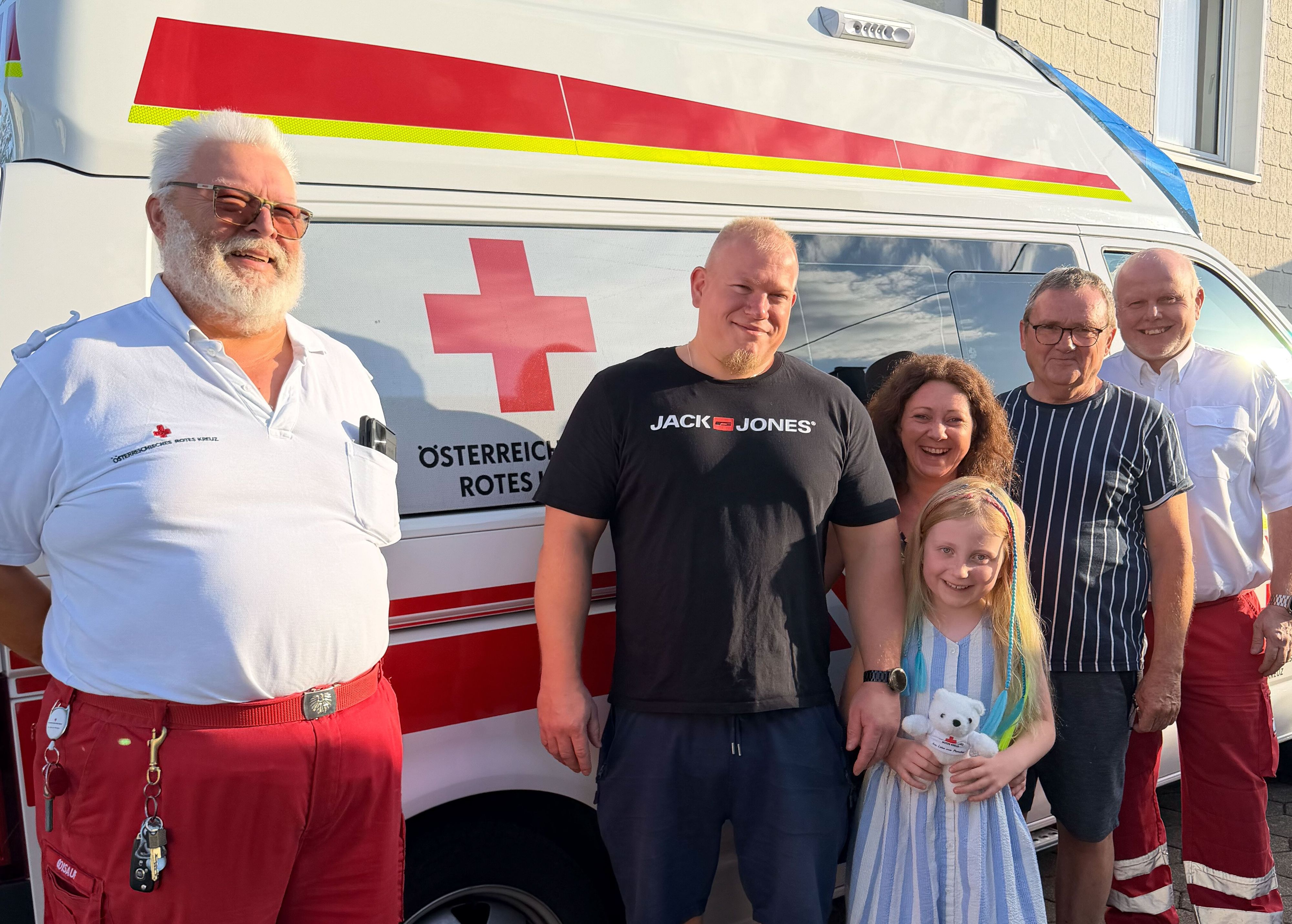 Die siebenjährige Annalena aus Pfarrkirchen (Bez. Steyr-Land) mit ihren Lebensrettern